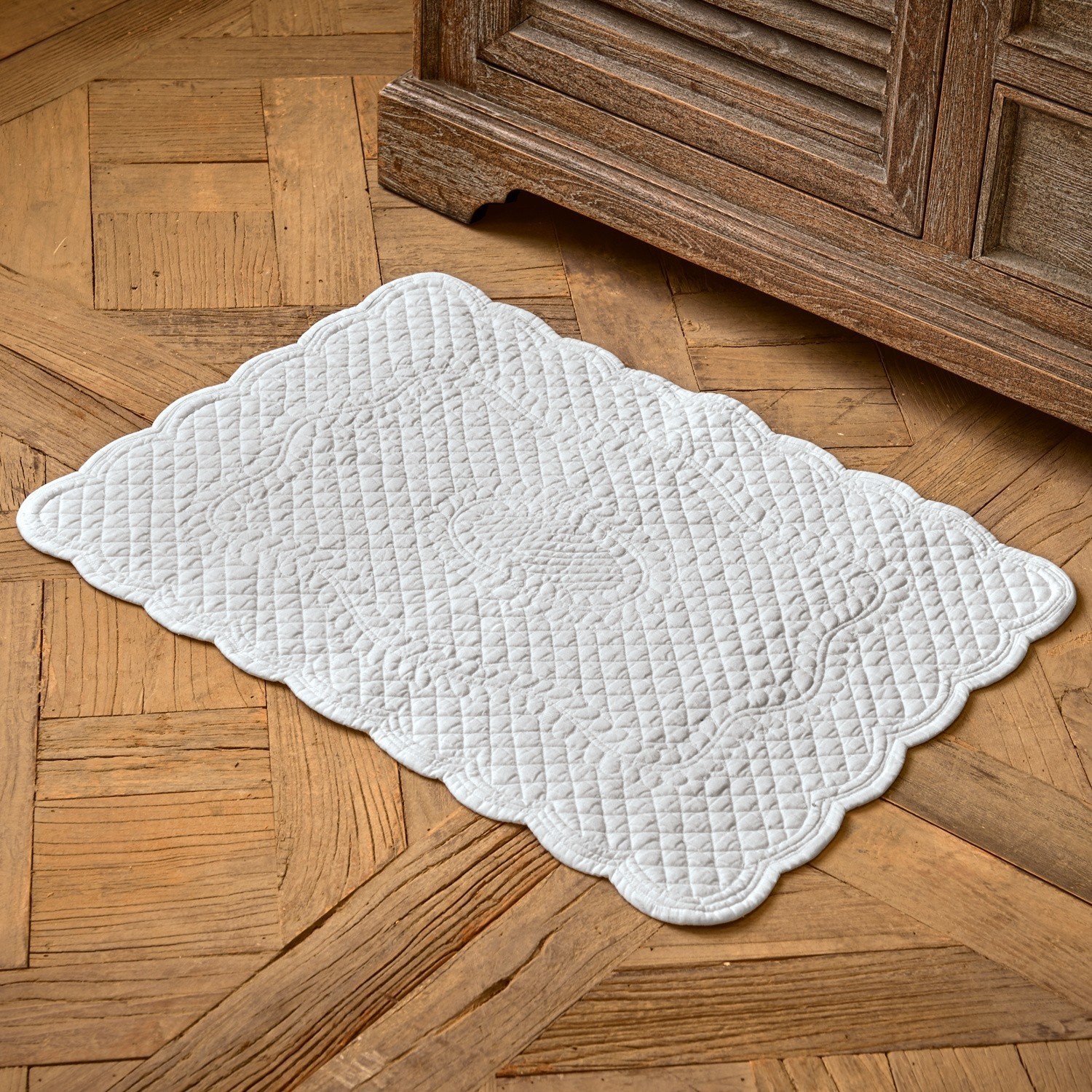 Badematte Meggie Weisser, gesteppter Baumwollteppich mit dekorativem Muster auf Holzboden, Wohnaccessoire