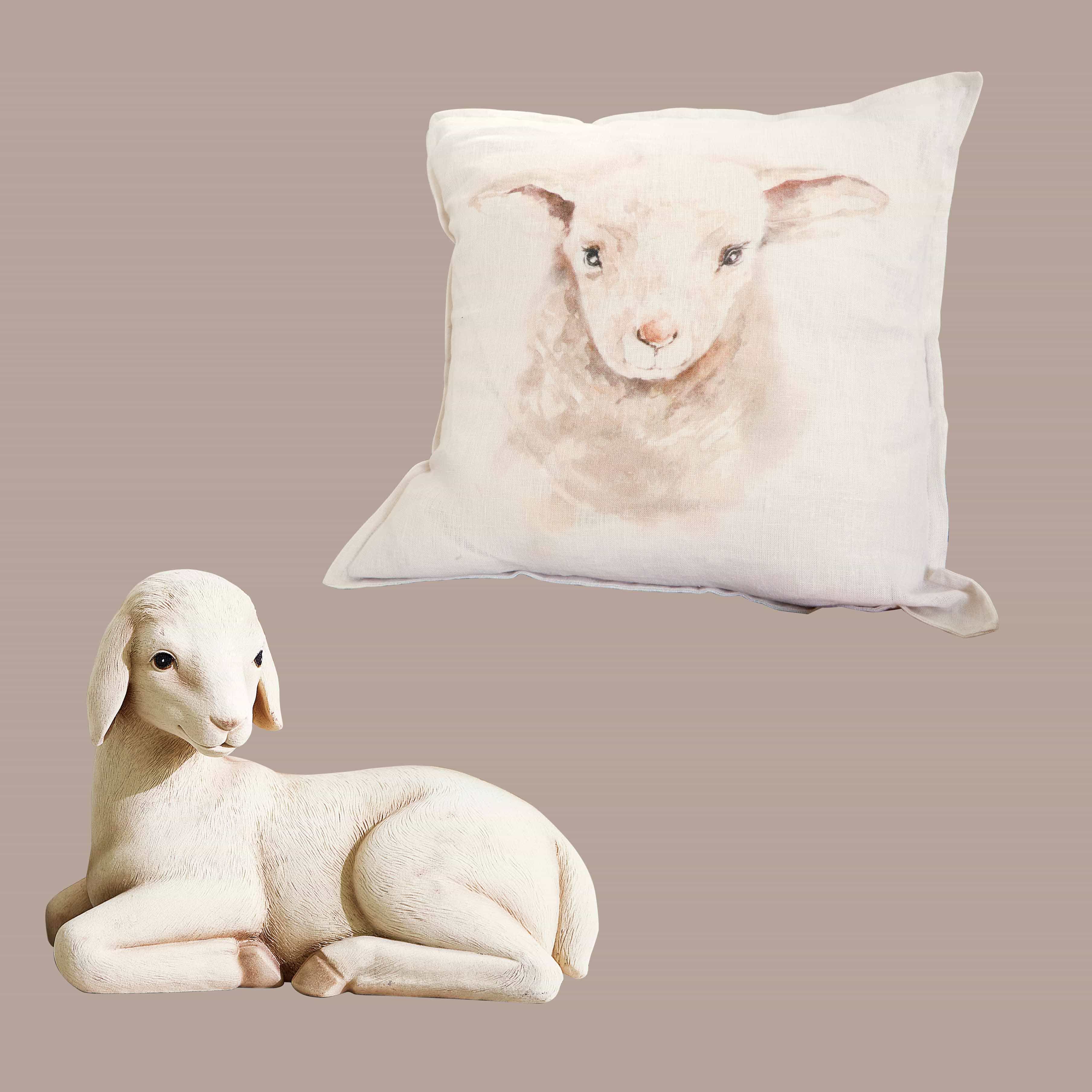 Weiße Schaf-Figur und Kissen mit Schaf-Motiv in Pastellfarben als Wohnaccessoire