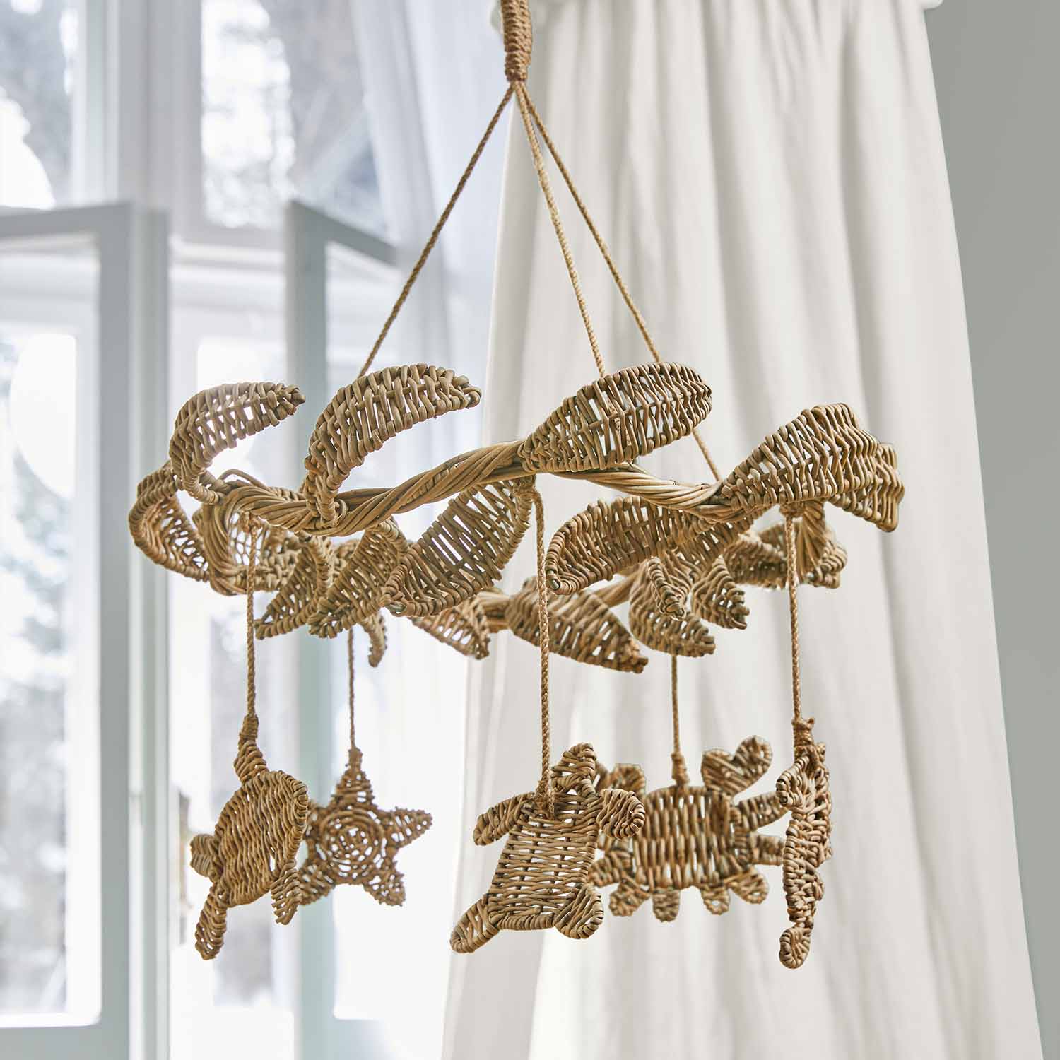 Hängende Dekoration aus natürlichem Weidengeflecht mit Blättern und Tierformen, rustikaler Stil