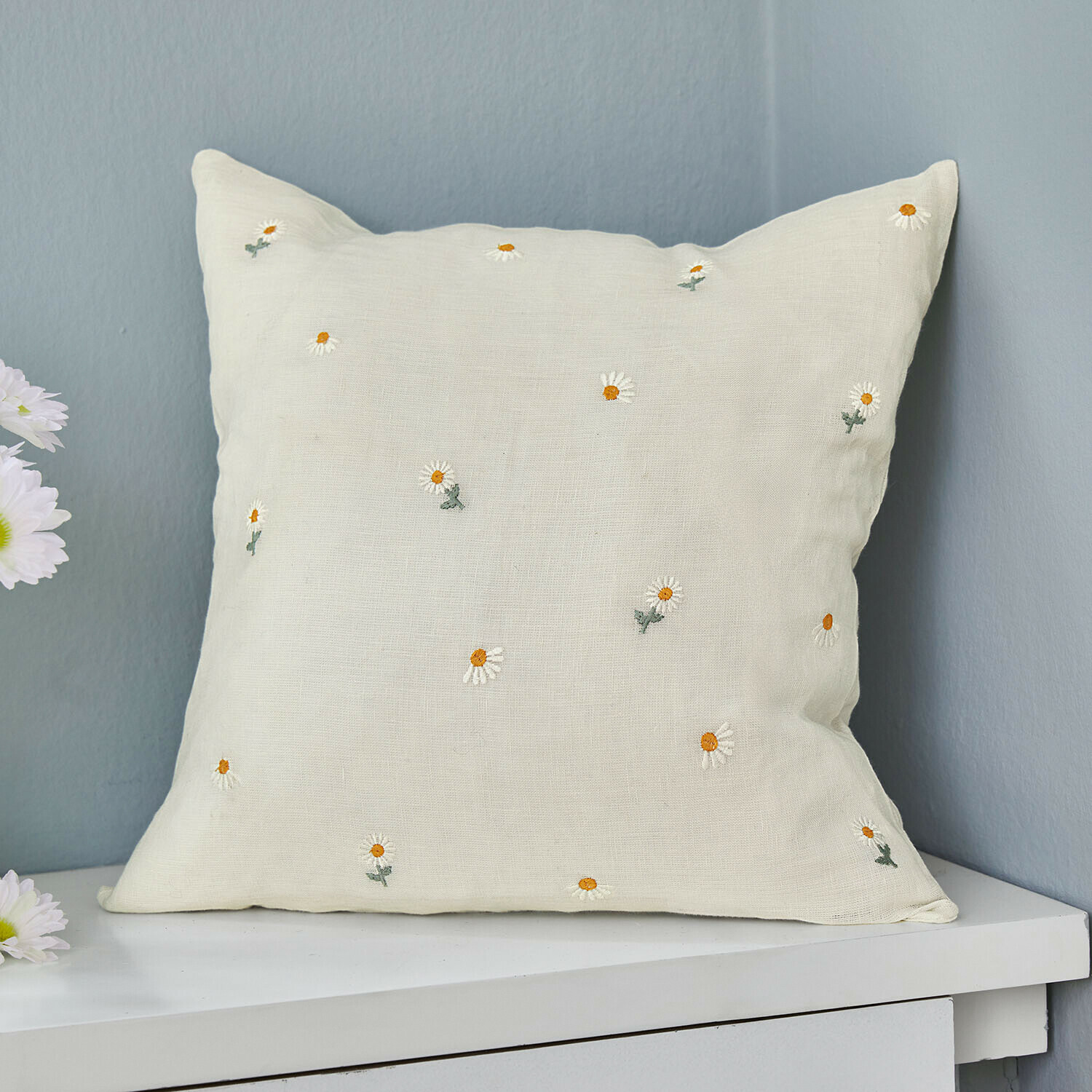 Kissenhülle Poppeline Beiges Leinenkissen mit bestickten weißen und gelben Gänseblümchen, Wohnaccessoire