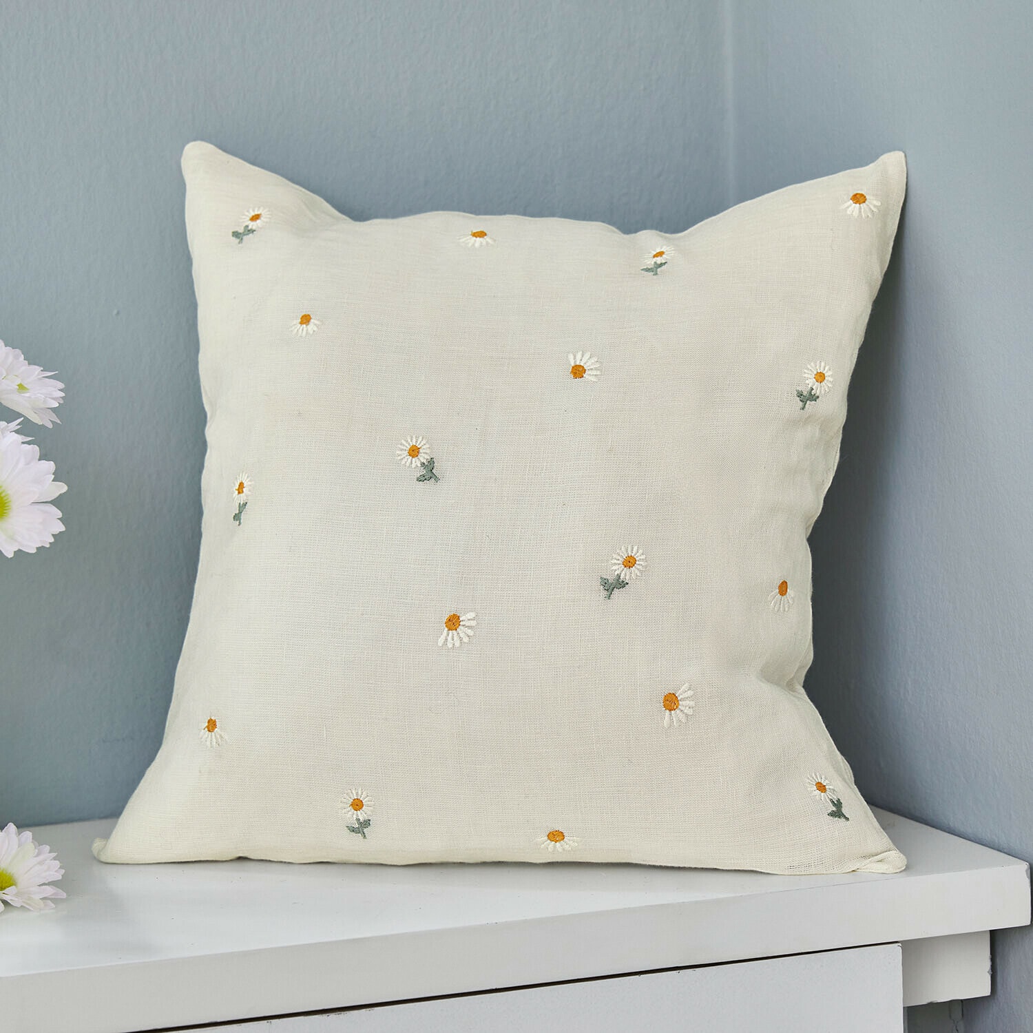 Kissenhülle Poppeline Beiges Leinenkissen mit bestickten weißen und gelben Gänseblümchen, Wohnaccessoire