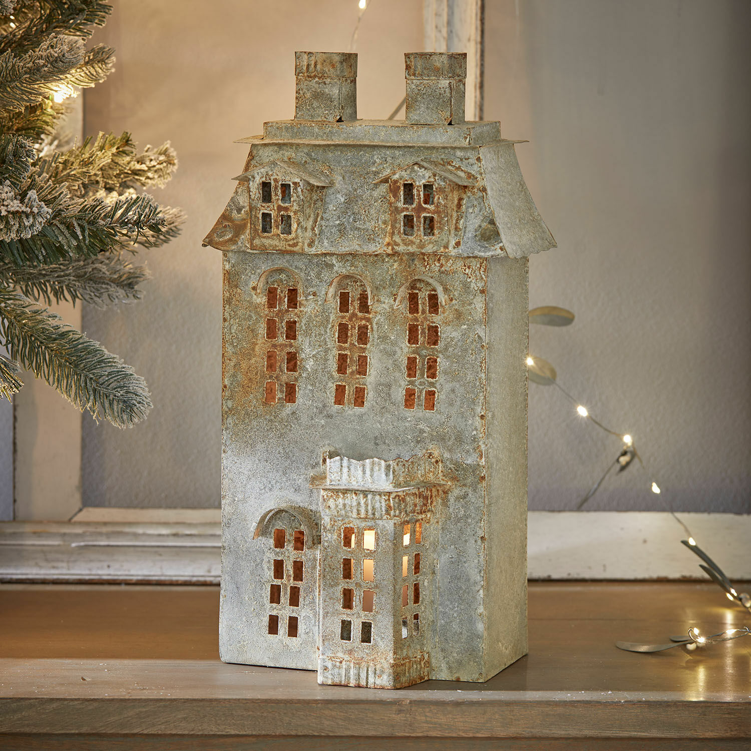 Windlicht Havnsen Metall-Dekoration in Hausform mit Fenstern und Dach in antik-silberner Farbe, LED-Weihnachtsbeleuchtung
