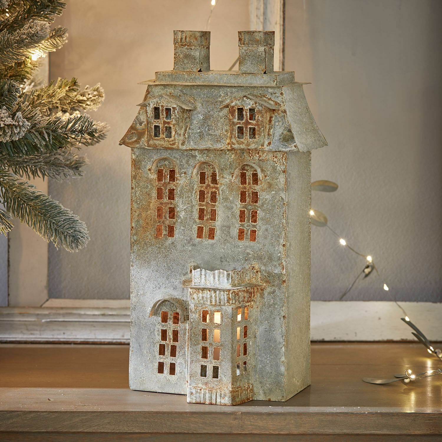 Teelichthalter Havnsen Metall-Dekoration in Hausform mit Fenstern und Dach in antik-silberner Farbe, LED-Weihnachtsbeleuchtung
