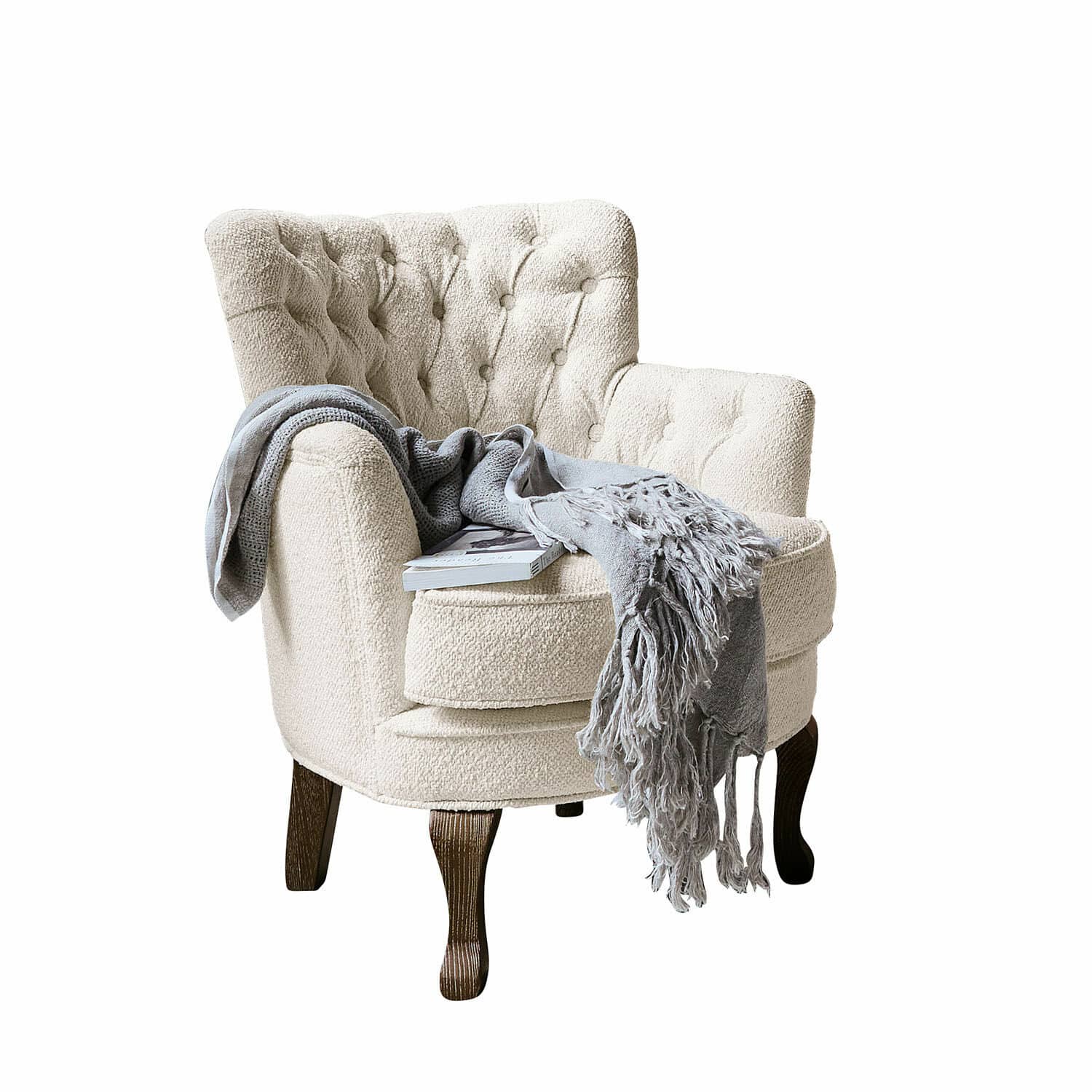 Sessel Calgary Beiger Bouclé-Sessel mit dunklen Holzbeinen, grauer Decke und Buch auf dem Sitz.
