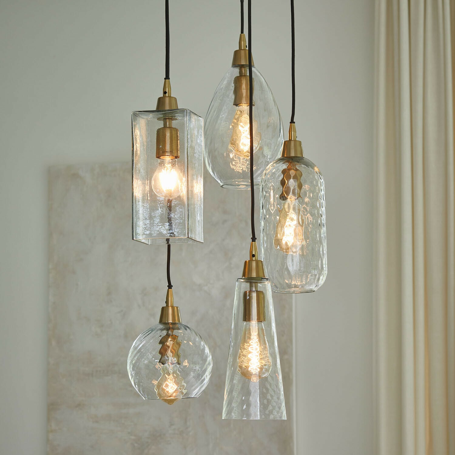 Hängelampe Brightmoor Set mit fünf Glas-Hängeleuchten mit Messingdetails im Vintage-Stil für stimmungsvolle Innenbeleuchtung