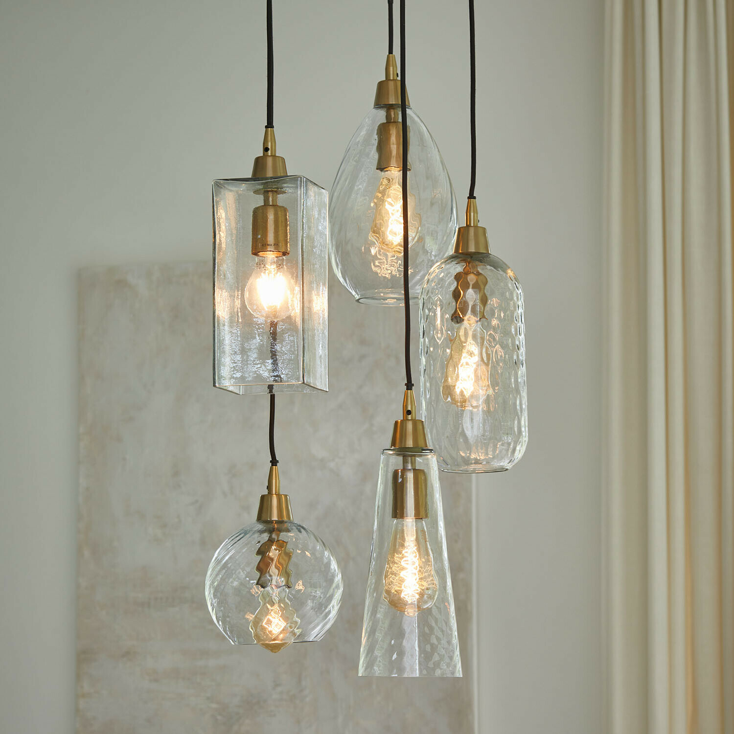 Hängelampe Brightmoor Set mit fünf Glas-Hängeleuchten mit Messingdetails im Vintage-Stil für stimmungsvolle Innenbeleuchtung