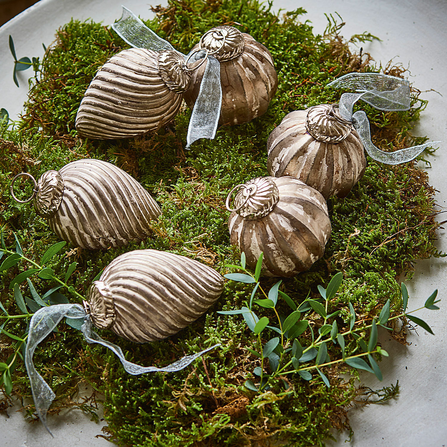 Weihnachtsschmuck 6er Set Miras Set aus 6 dekorativen Christbaumkugeln in Altgold mit Bändern auf grünem Moos, Weihnachtsdekoration