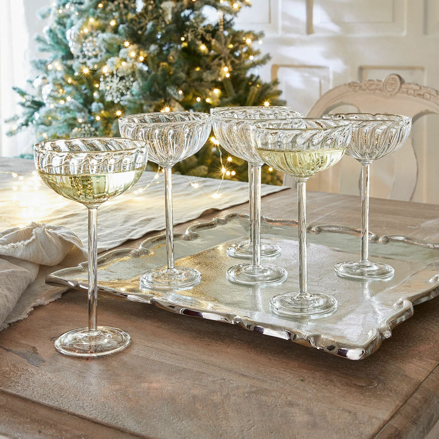 Glas 6er Set Bavella Sechsteiliges Set Champagnergläser aus klarem Glas auf silbernem Tablett, festliche Dekoration