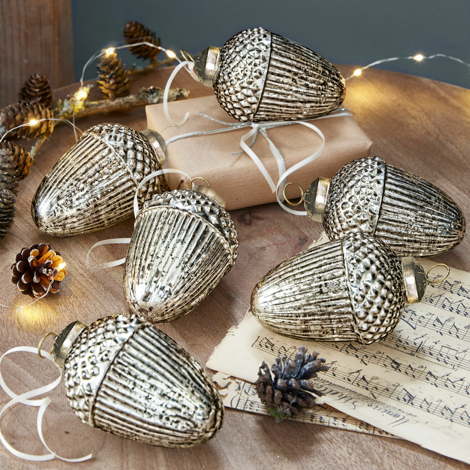 Weihnachtsschmuck 6er Set Gland Sechsteiliges Set silberner Glasornamente in Eichelform für festliche Weihnachtsdekoration