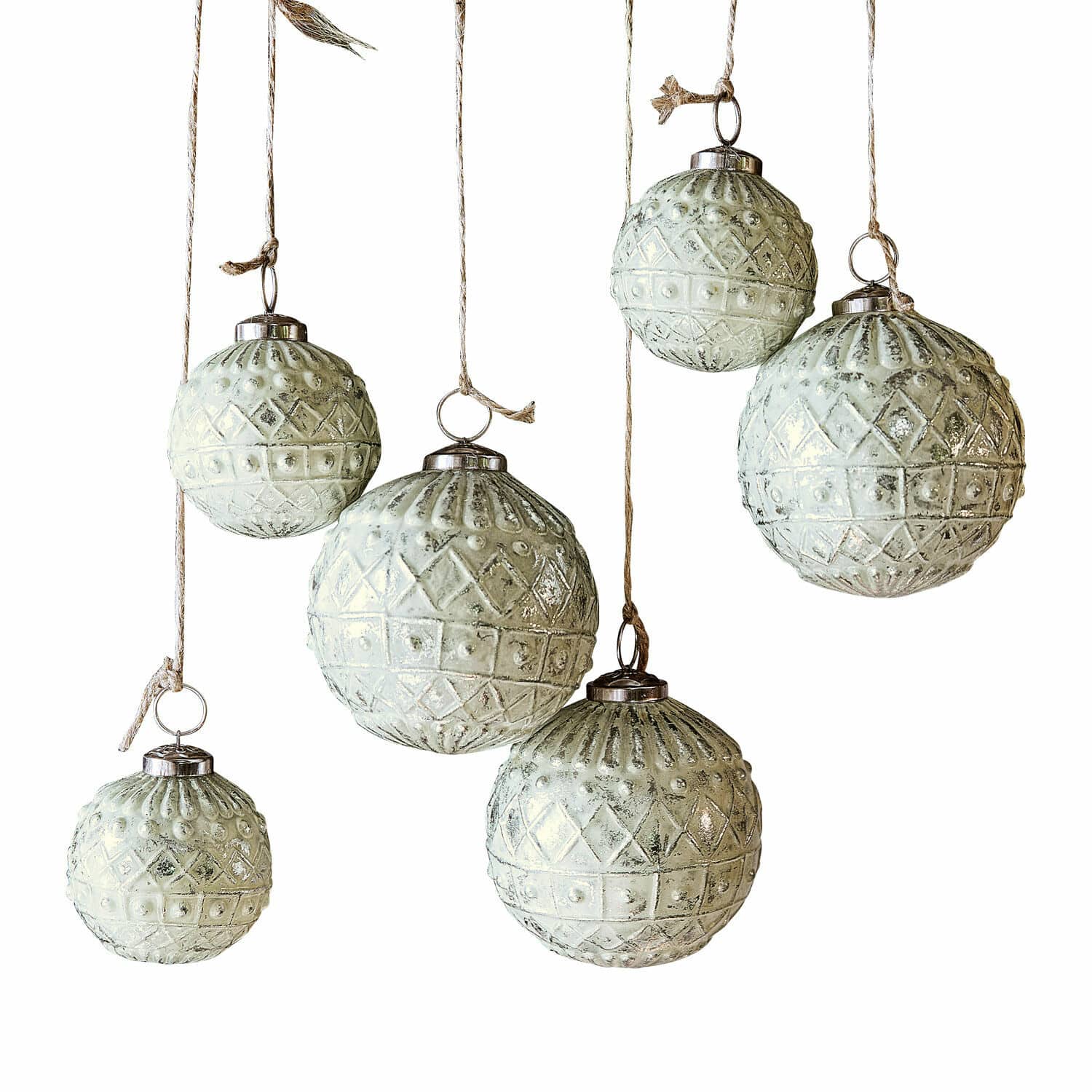 Weihnachtsschmuck 6er Set Gladwin Set mit sechs weissen Glas-Weihnachtskugeln mit dekorativem Muster und Aufhängeschnur
