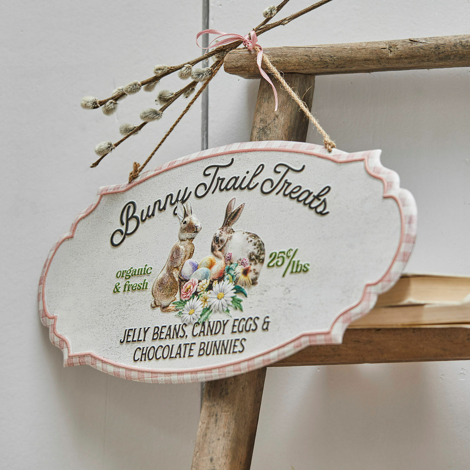 Deko-Schild Bunny Trail Dekoratives Schild „Bunny Trail Treats“ mit Hasen und Ostereiern, rustikaler Landhausstil für Zuhause