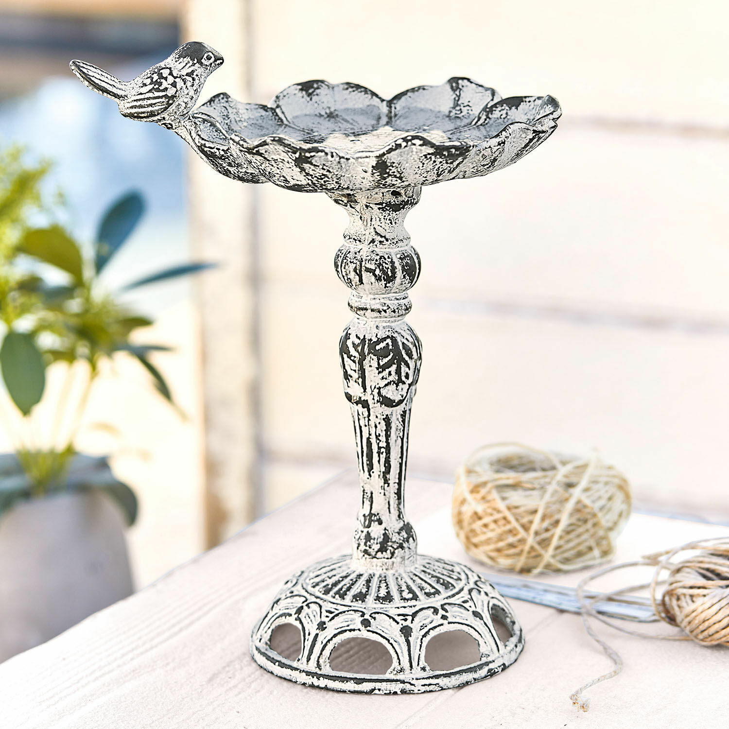 Vogeltränke Petrofani Weisse dekorative Metall-Etagère mit Vogelmotiv, verzierte Schale auf Ständer für Haus und Garten