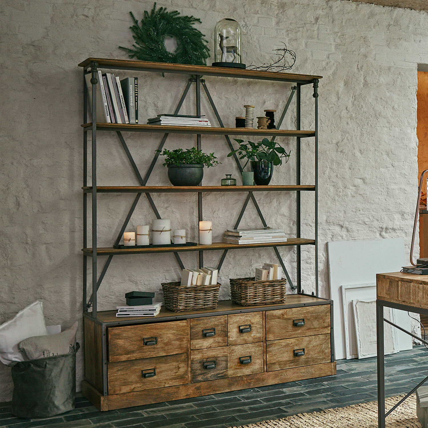 Regal Lemuel Regal aus Holz und Metall in Naturfarbe mit Schubladen und Dekorationen fürs Wohnzimmer