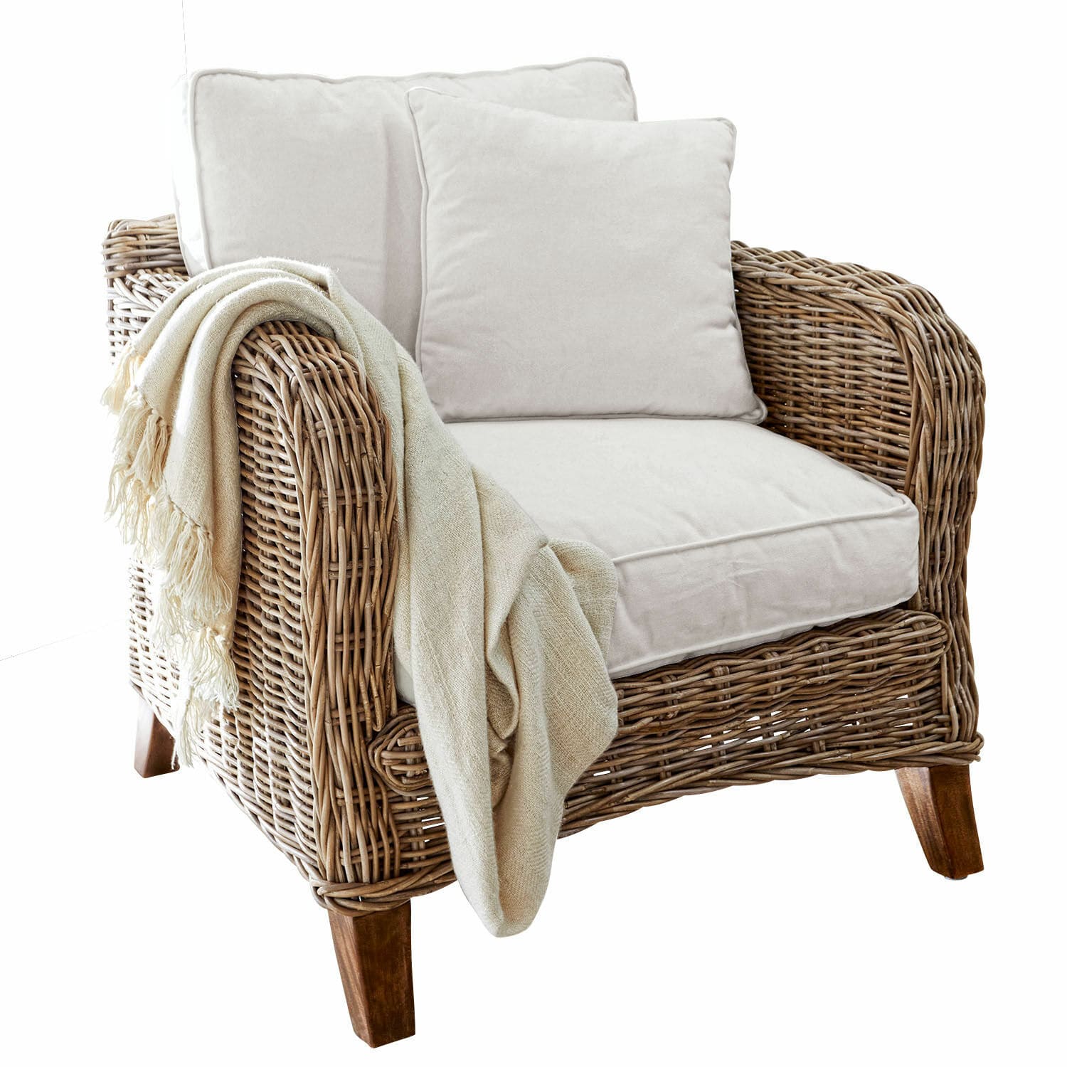 Sessel Colroy Rattansessel mit cremefarbenen Kissen und beigem Plaid, natürlicher Look und Material.
