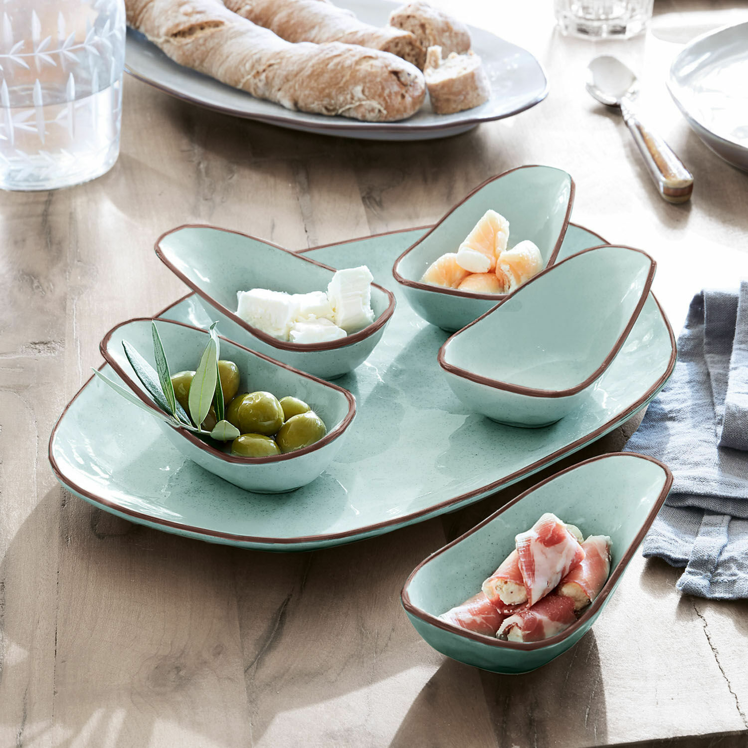 Servierschälchen 6er Set Biarré Set aus mintgrünen Keramikschälchen mit braunem Rand für Snacks auf Holztisch