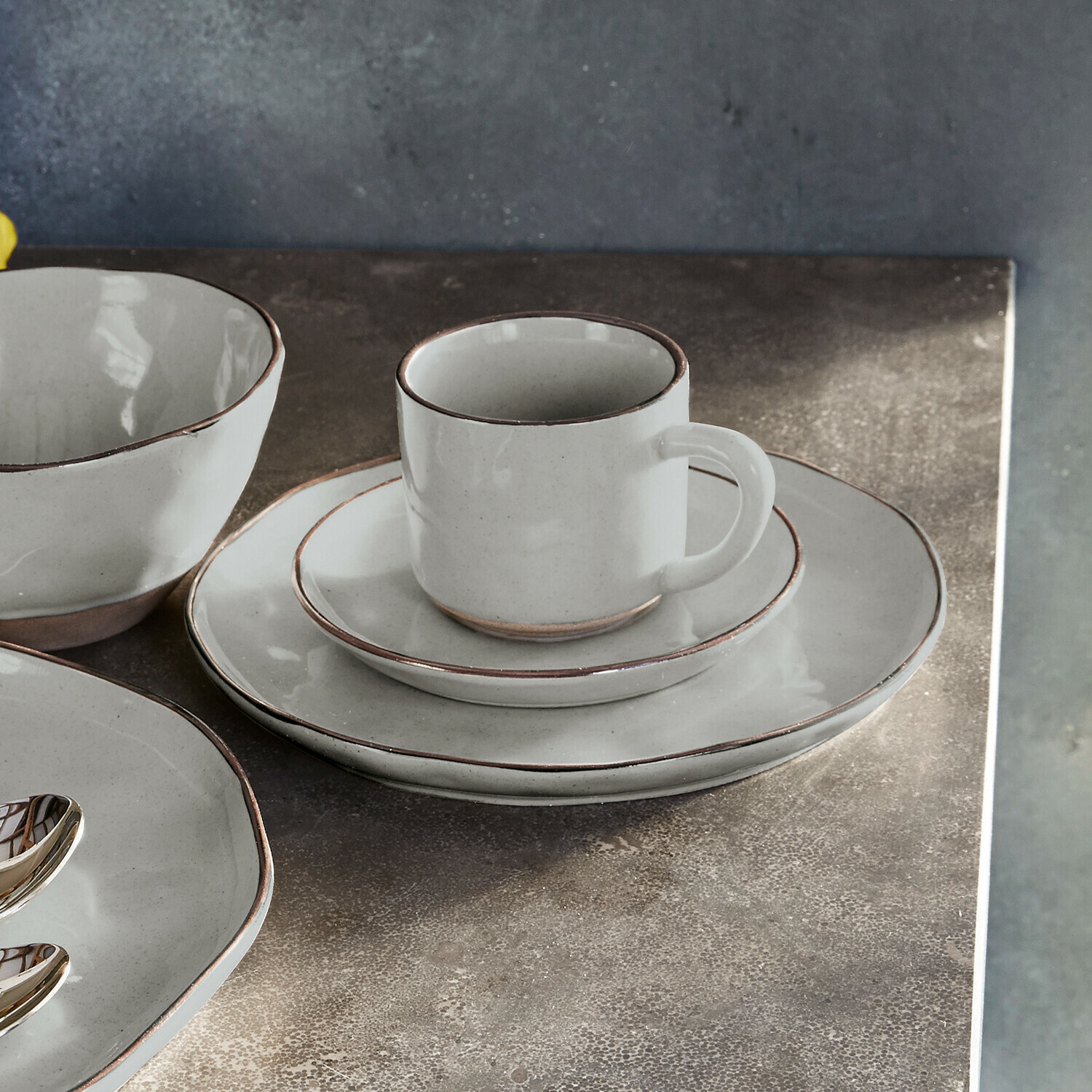 Tasse mit Untertasse 6er Set Biarré Hellgraues Keramik-Geschirrset mit braunem Rand, ideal für Kaffee und Mahlzeiten