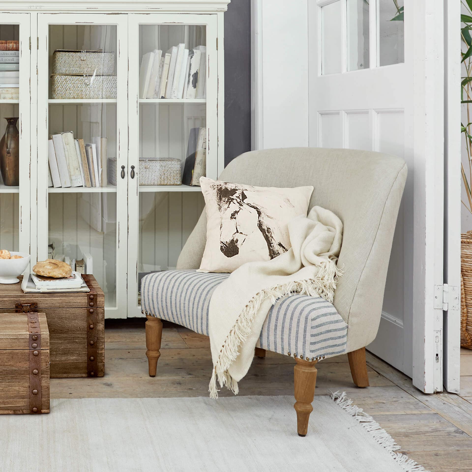 Zweisitziges Sofa aus Holz und Stoff in Beige und Grau mit Pferdekissen und Decke