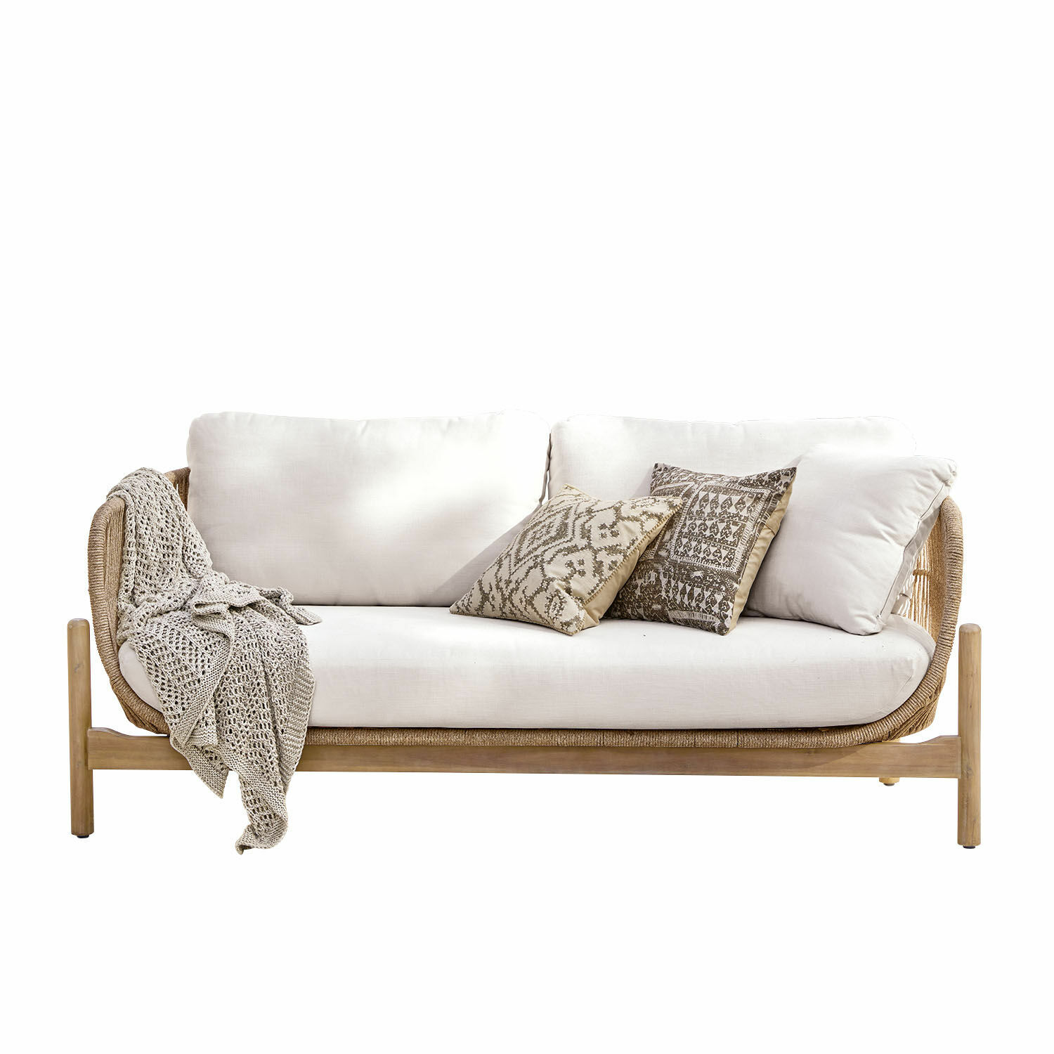 Sofa FSC®-100% Belvidere Sofa mit hellbeigem Bezug und Holzrahmen, dekoriert mit gestrickter Decke und gemusterten Kissen.