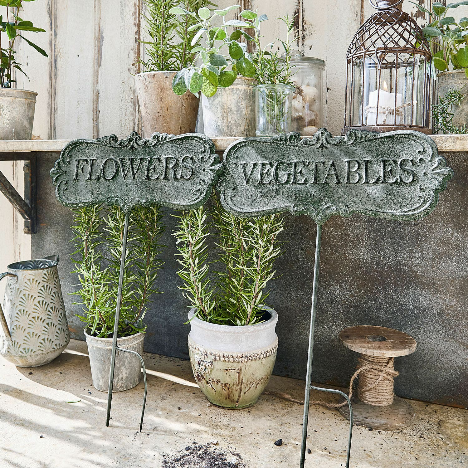 Gartenstab 2er Set Flowers & Vegetables Metall-Gartenschilder mit den Aufschriften Flowers und Vegetables im Vintage-Stil zur Pflanzenbeschriftung