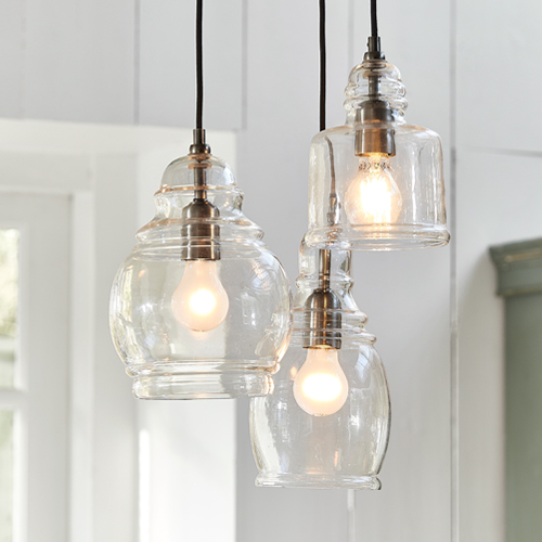 Drei hängende Lampen aus klarem Glas mit Metallfassungen, modernes Innenraumlicht