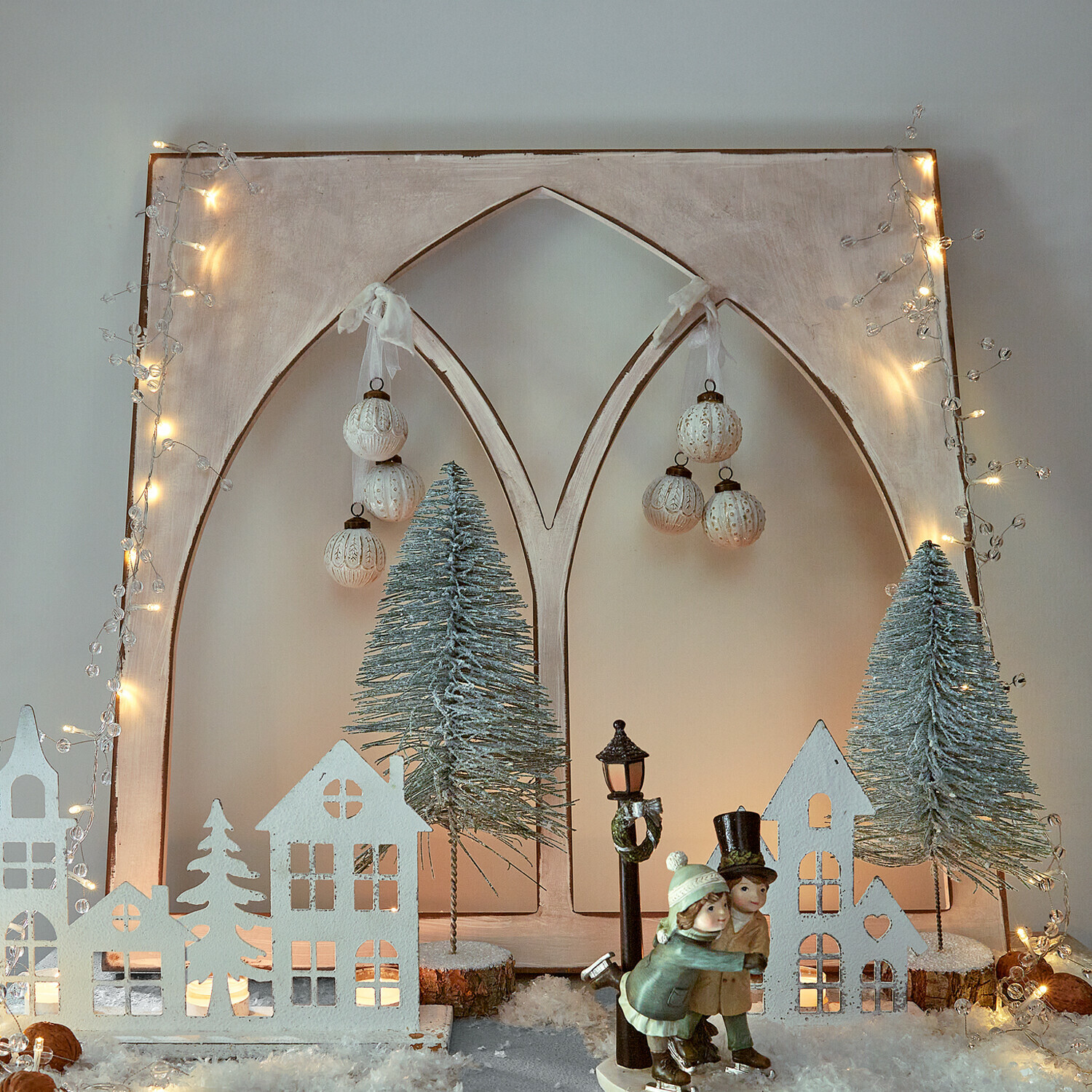 Deko-Fenster Kiraline Weihnachtsdekoration mit weissen Häusern, grünen Tannen und Eisläuferfiguren auf Kunstschnee