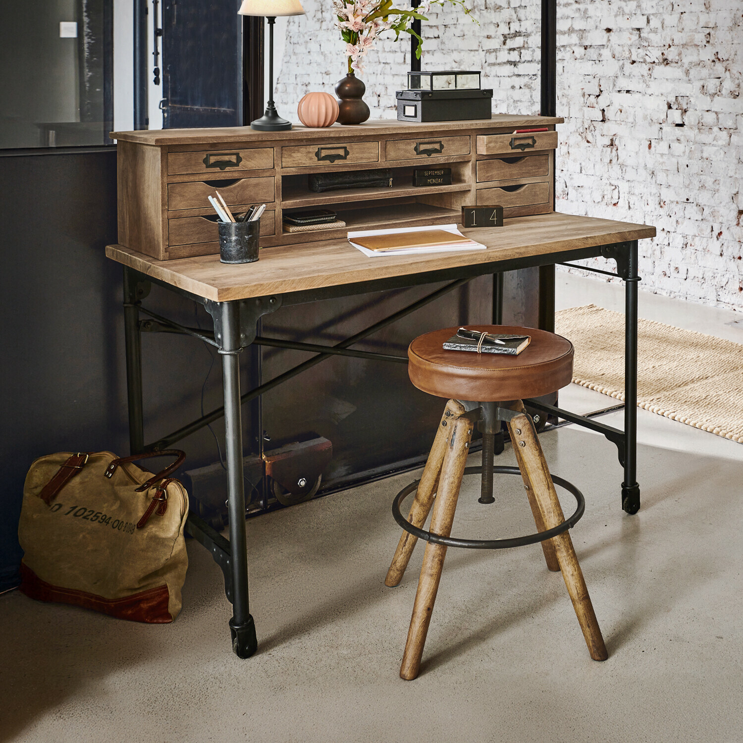 Schreibtisch Leognan Schreibtisch aus Holz und Metall mit Organizer und Lampe im industriellen Stil
