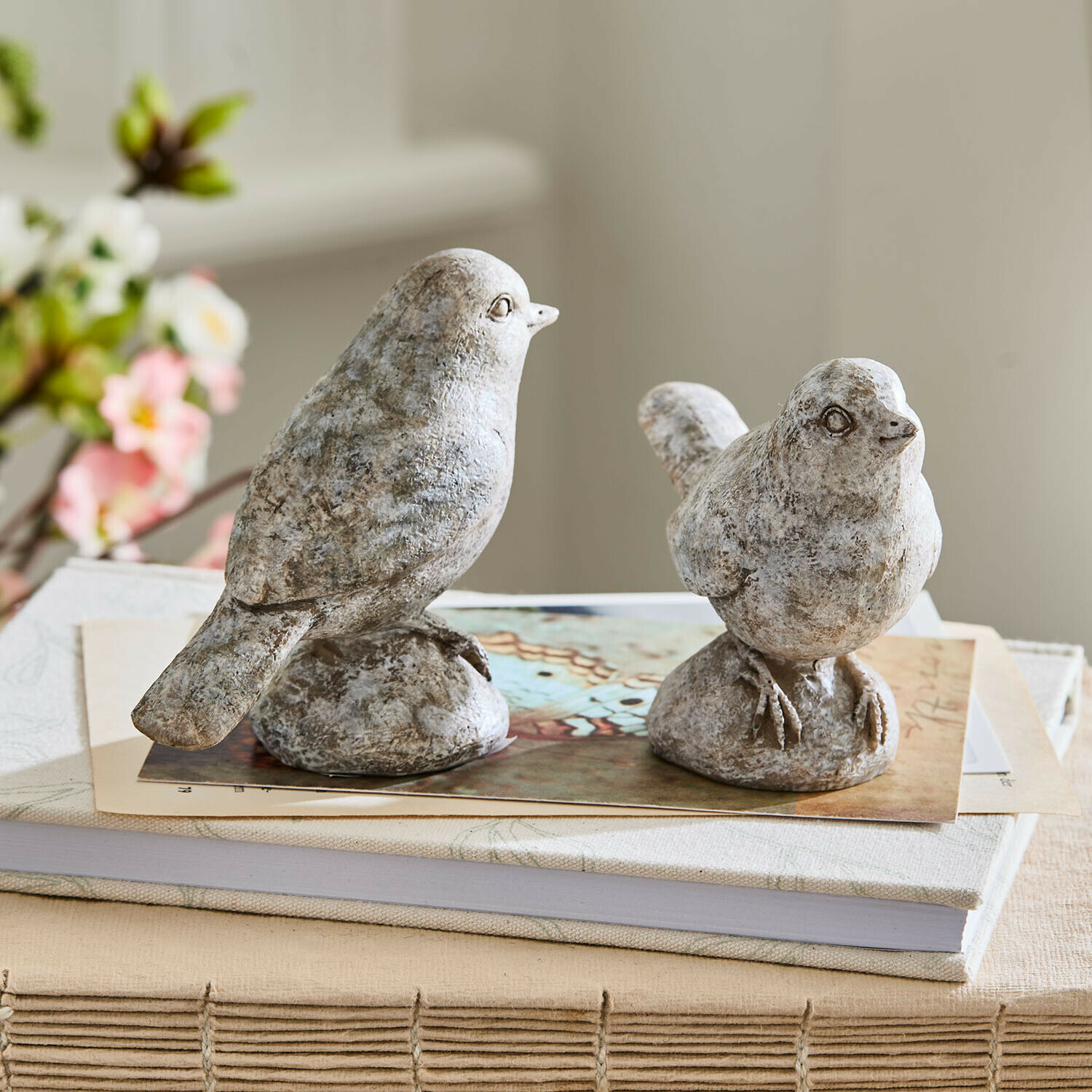 Deko-Vogel 2er Set Corviano Zwei graue Vogel-Figuren aus Stein auf Büchern als elegante Wohnraumdekoration