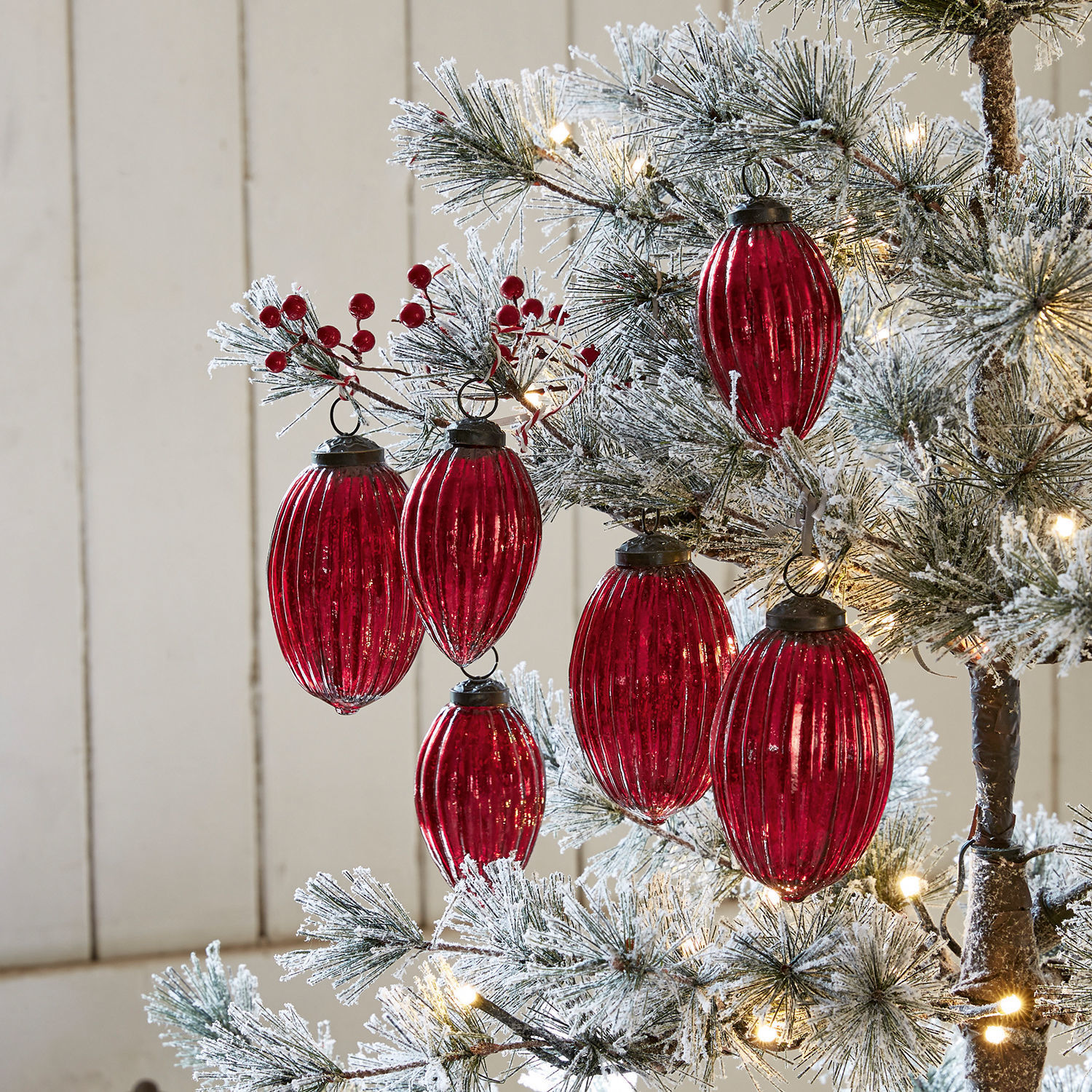 Weihnachtsschmuck 6er Set Blavet Rote Glas-Weihnachtskugeln an einem schneebedeckten Tannenzweig mit LED-Lichtern