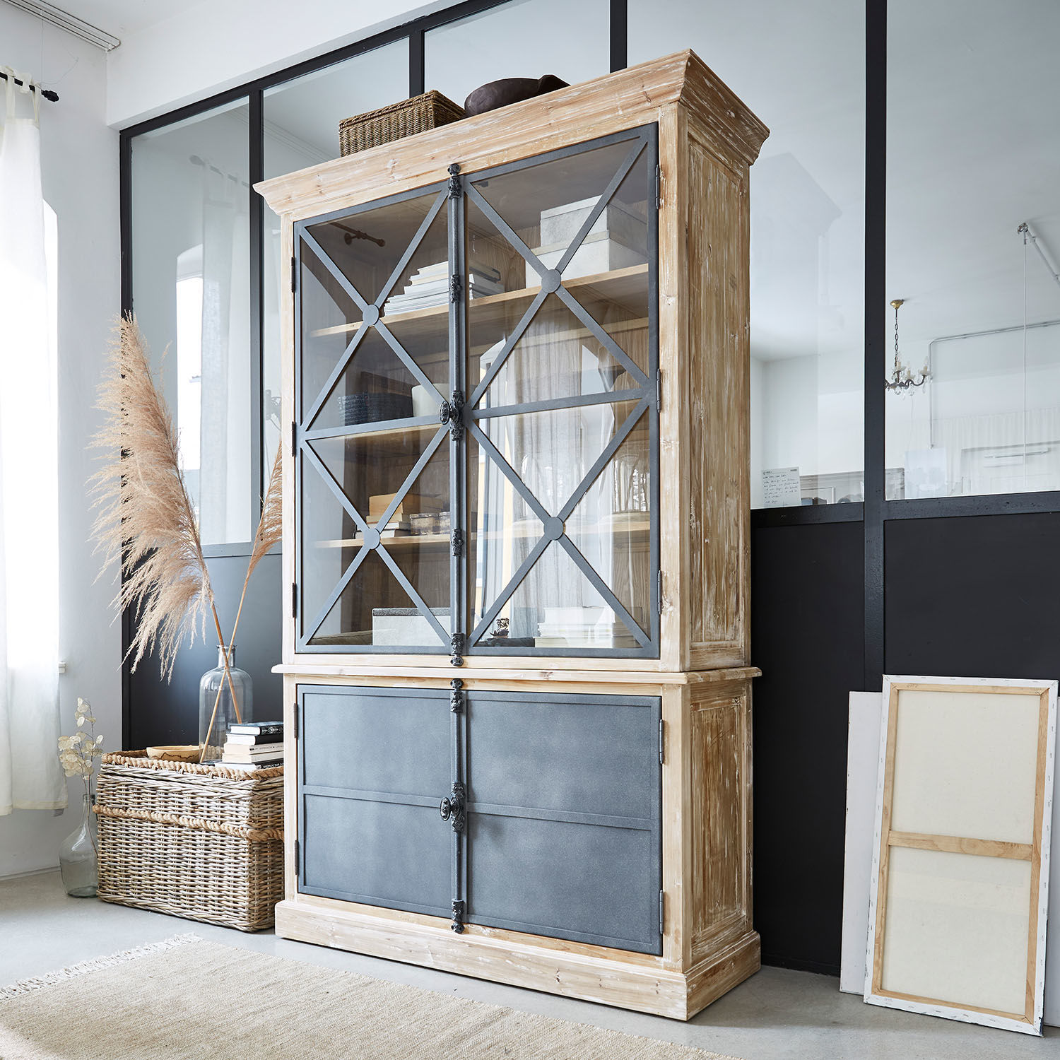 Schrank Kingswin Grosser Holzvitrinenschrank mit grauen Metalltüren im Industriestil für das Wohnzimmer