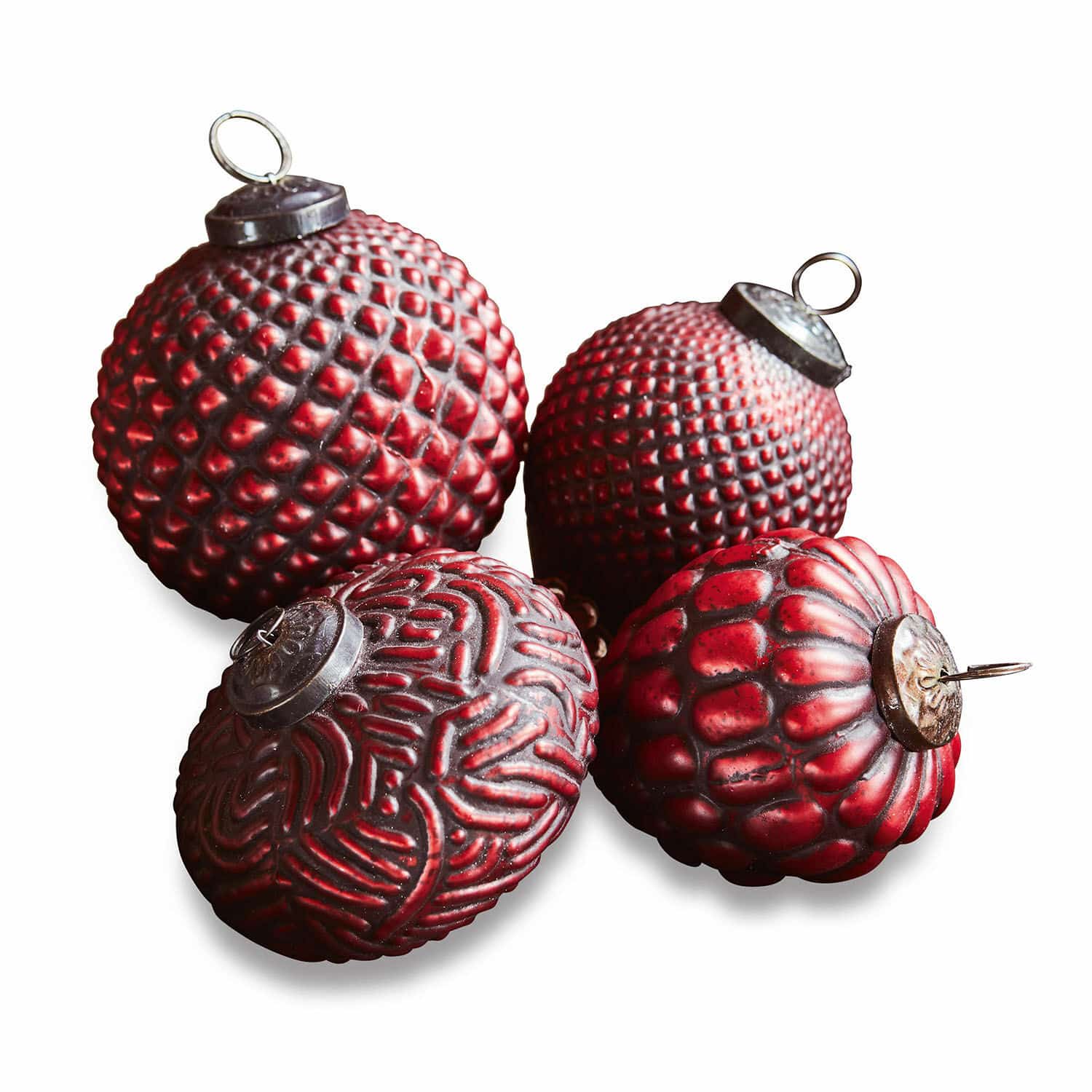 Weihnachtsschmuck 4er Set Meyen Vier rote Weihnachtskugeln mit unterschiedlichen Strukturen und Metallhaken für festliche Dekoration