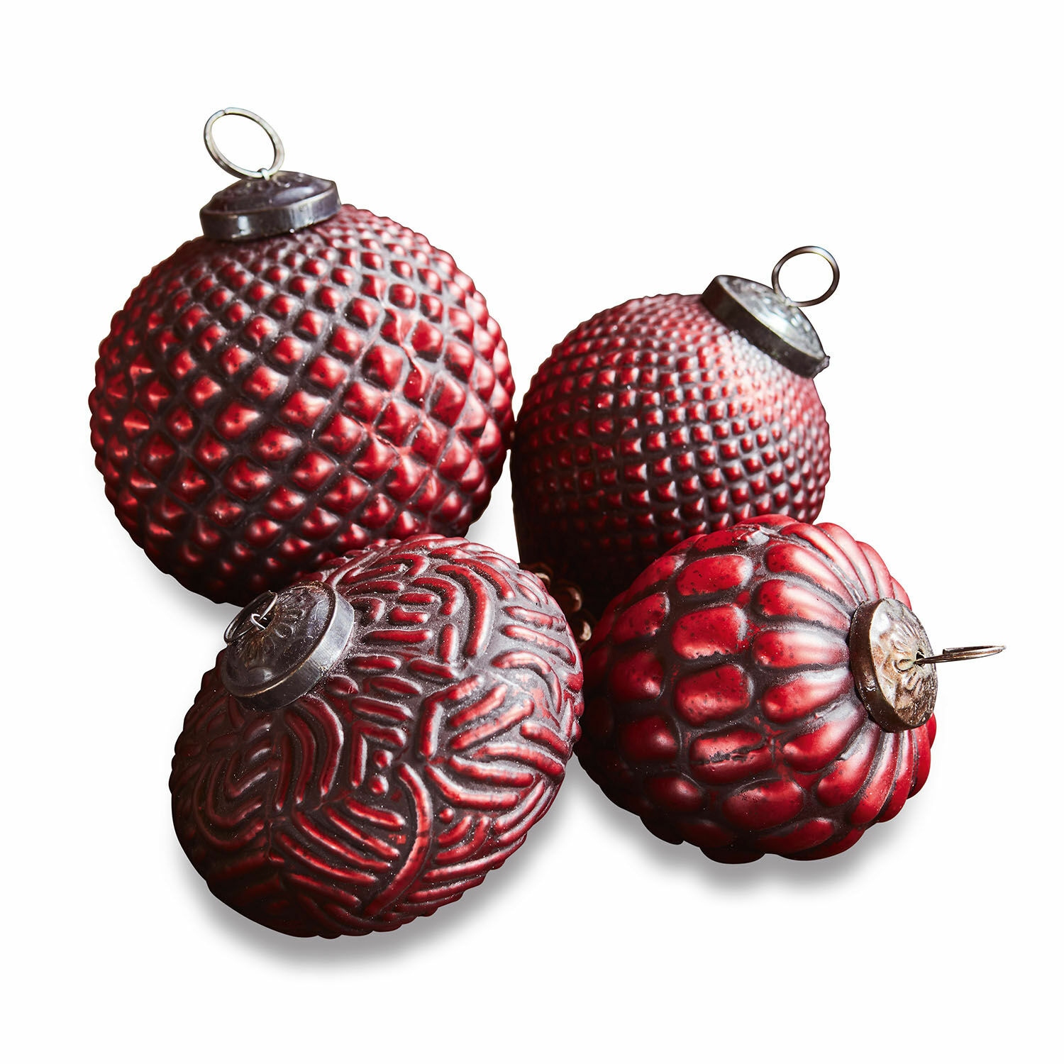 Weihnachtsschmuck 4er Set Meyen Vier rote Weihnachtskugeln mit unterschiedlichen Strukturen und Metallhaken für festliche Dekoration