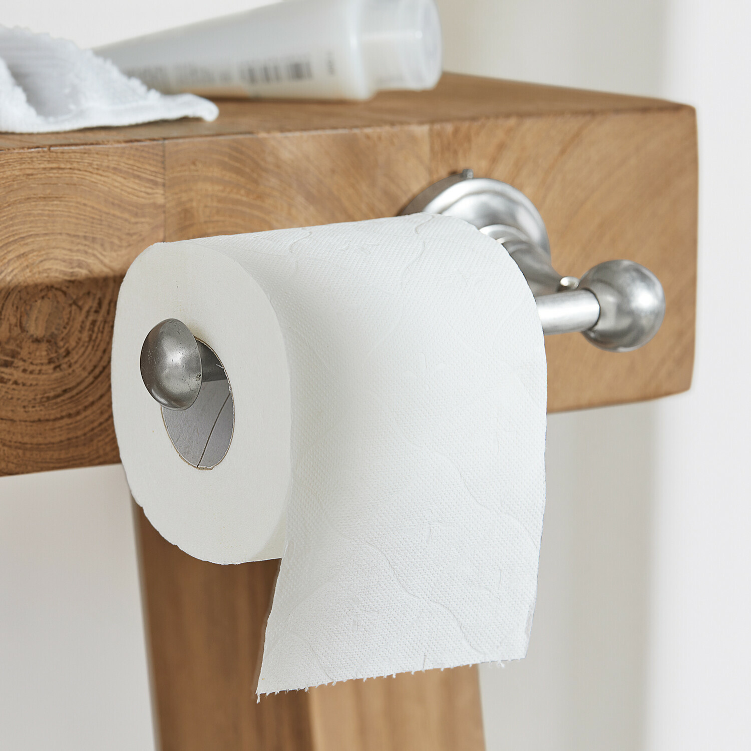 Toilettenpapierhalter Pax Edelstahl-Toilettenpapierhalter an Holzablage montiert im Badezimmer
