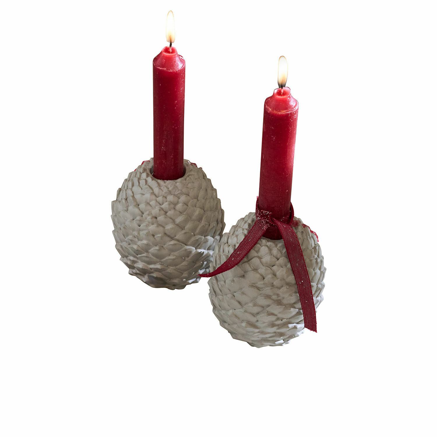 Kerzenständer 2er Set Rianora Zwei graue Kerzenhalter in Zapfenform mit brennenden roten Kerzen und rotem Band