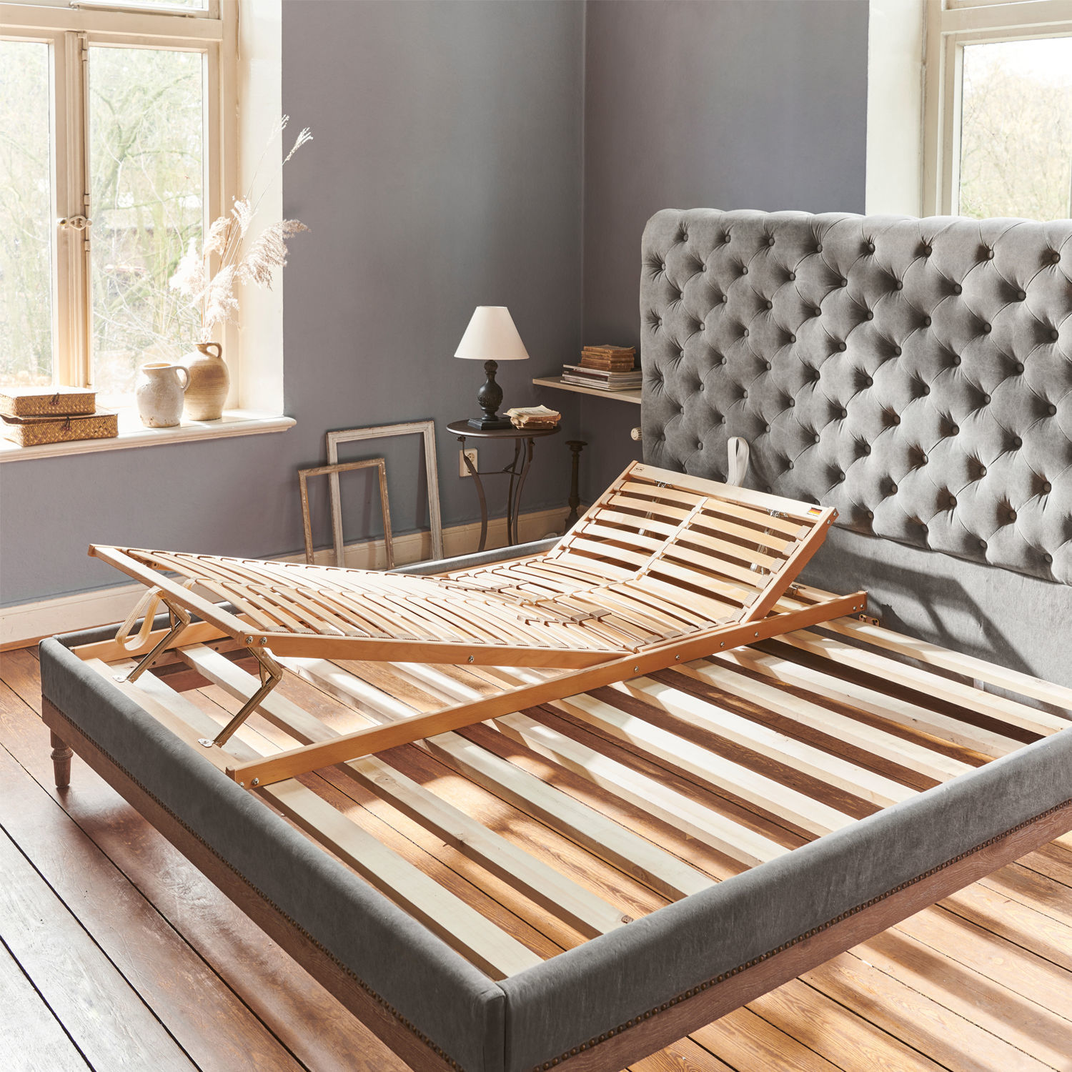 Lattenrost verstellbar Vipond Verstellbarer Lattenrost aus Holz auf grauem Polsterbett im hellen Schlafzimmer