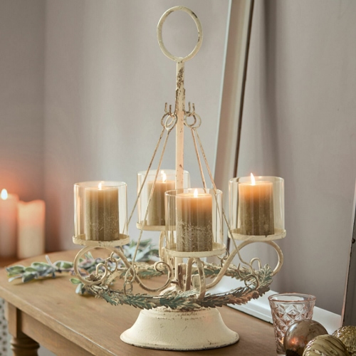 Metall-Kerzenhalter in Creme mit vier Glas-Kerzen, dekoratives Tischaccessoire