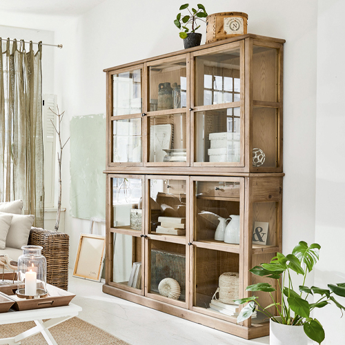 Holzvitrine mit Glastüren in Naturfarbe, rustikaler Wohnzimmerschrank mit Stauraum