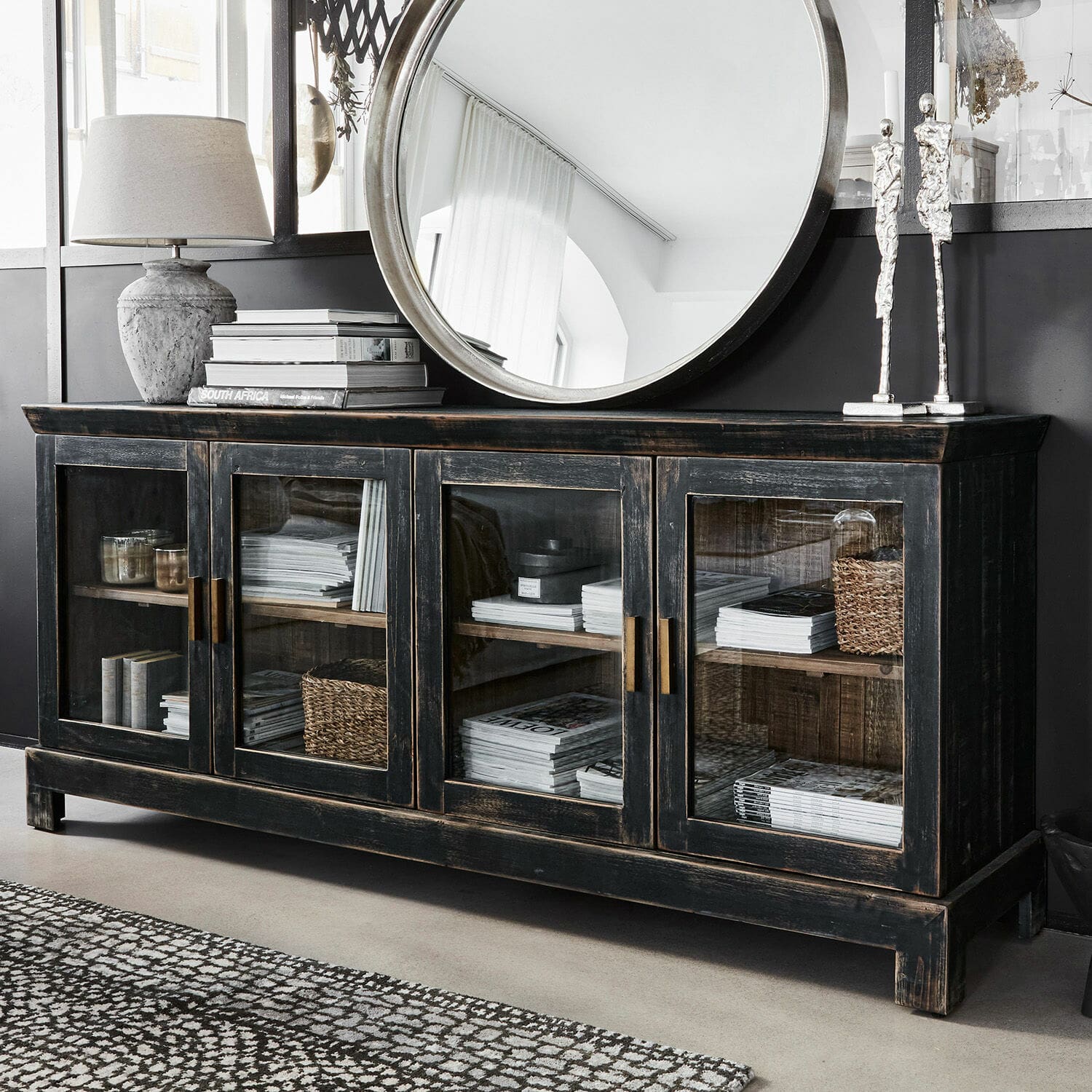 Kommode Nivelles Schwarze Holzkommode mit Glastüren und Messinggriffen im Vintage-Stil für das Wohnzimmer