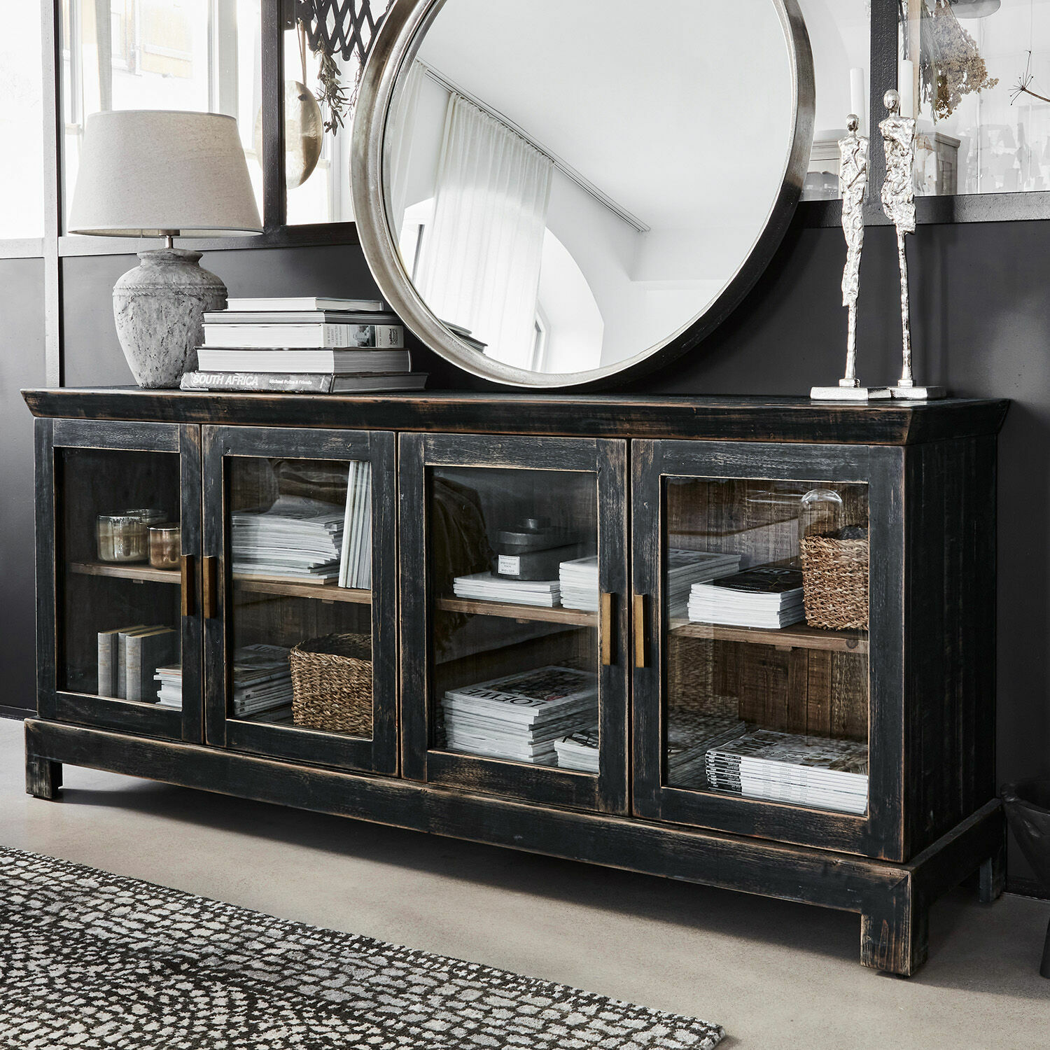 Kommode Nivelles Schwarze Holzkommode mit Glastüren und Messinggriffen im Vintage-Stil für das Wohnzimmer