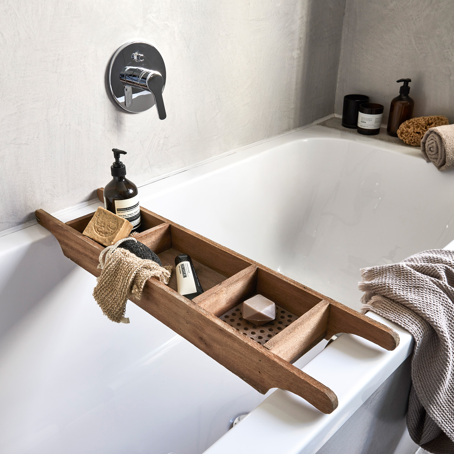 Holzbadewannenablage mit Fächern für Seife, Handschuh und Kosmetik im Badezimmer