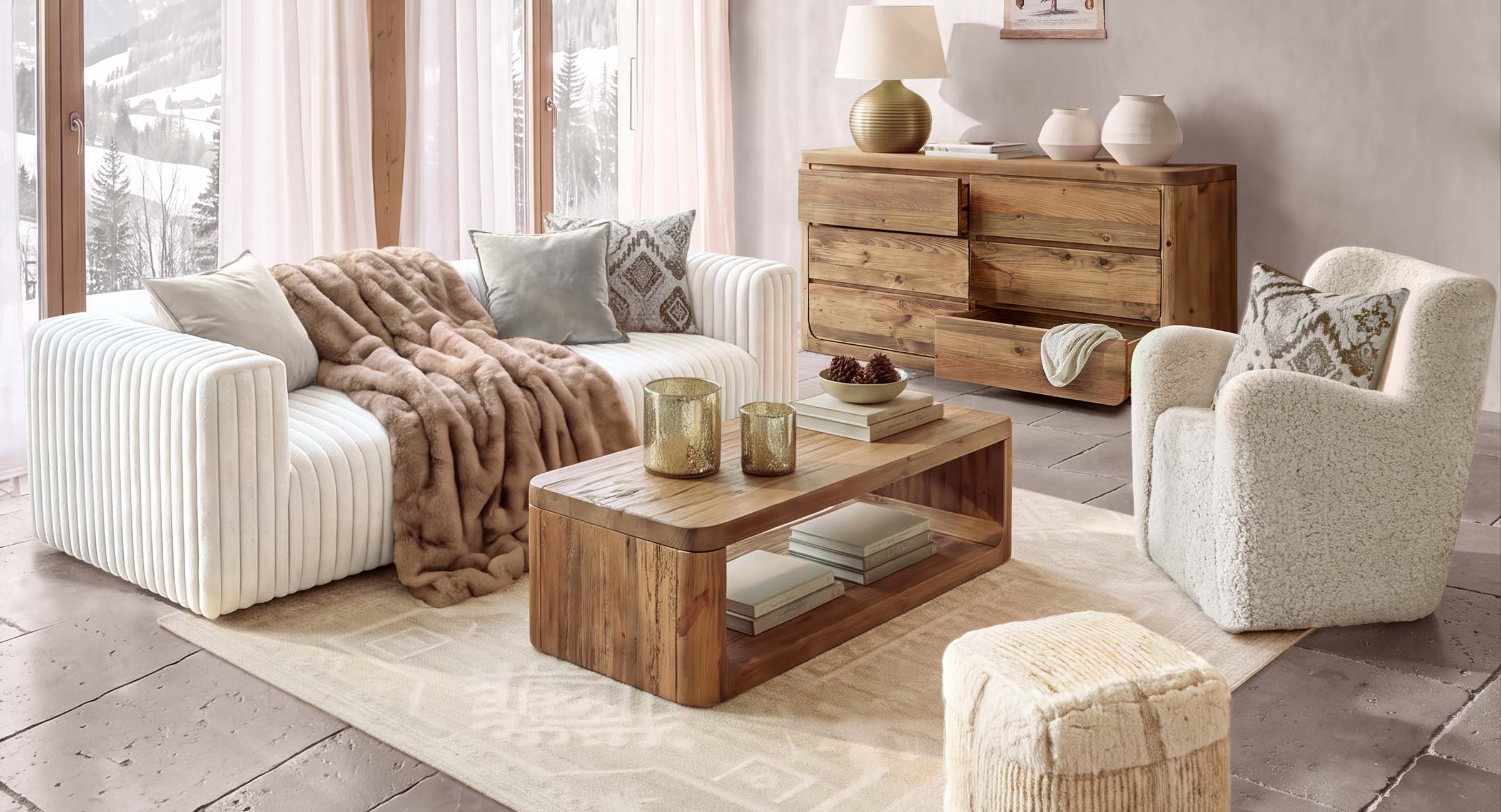 Gemütliches Wohnzimmer mit weissem Sofa, braunem Fellplaid und hellem Holztisch im natürlichen Stil