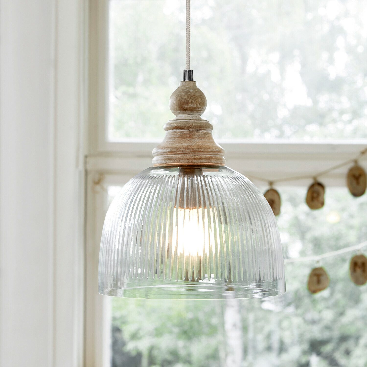 Hängelampe Lezáun Hängeleuchte aus transparentem geriffeltem Glas und Holz in Naturfarbe für Vintage-Interieur