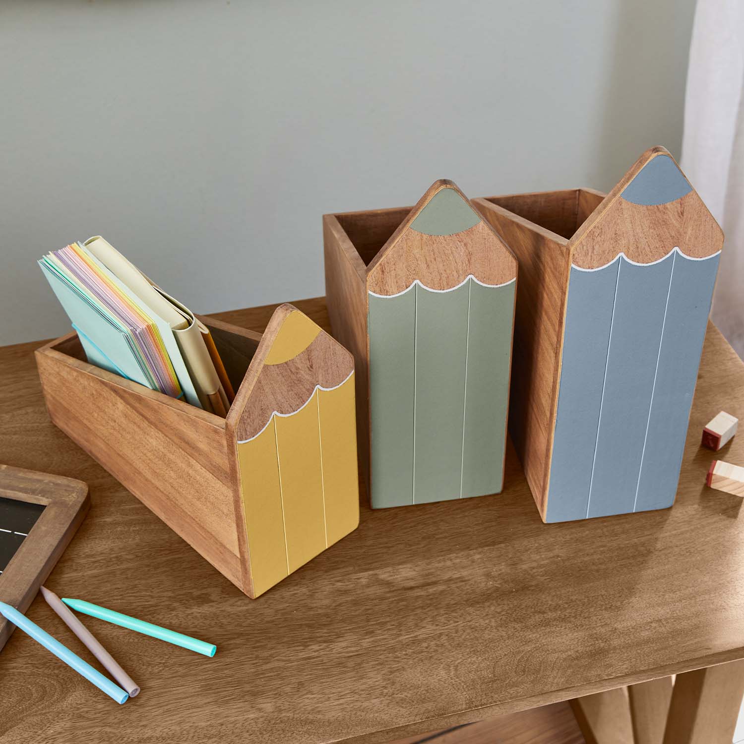 Holz-Organizer in Bleistiftform in Gelb, Grün und Blau zur Schreibtischorganisation