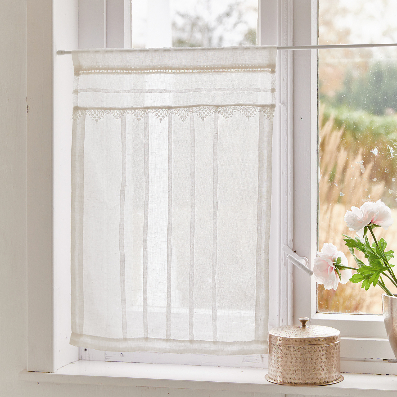 Scheibengardine Chailly Weisse Leinen-Gardine mit feiner Spitze am Fenster, natürliche und elegante Wohnraumdekoration