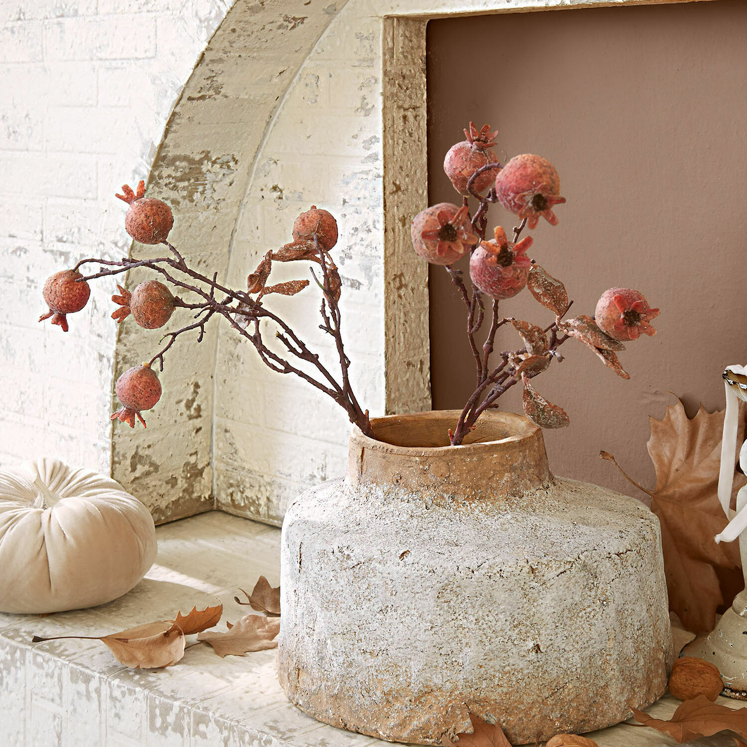 Deko-Zweig 2er Set Salviero Rustikale beige Keramikvase mit getrockneten Granatäpfeln als Dekoration auf dem Regal