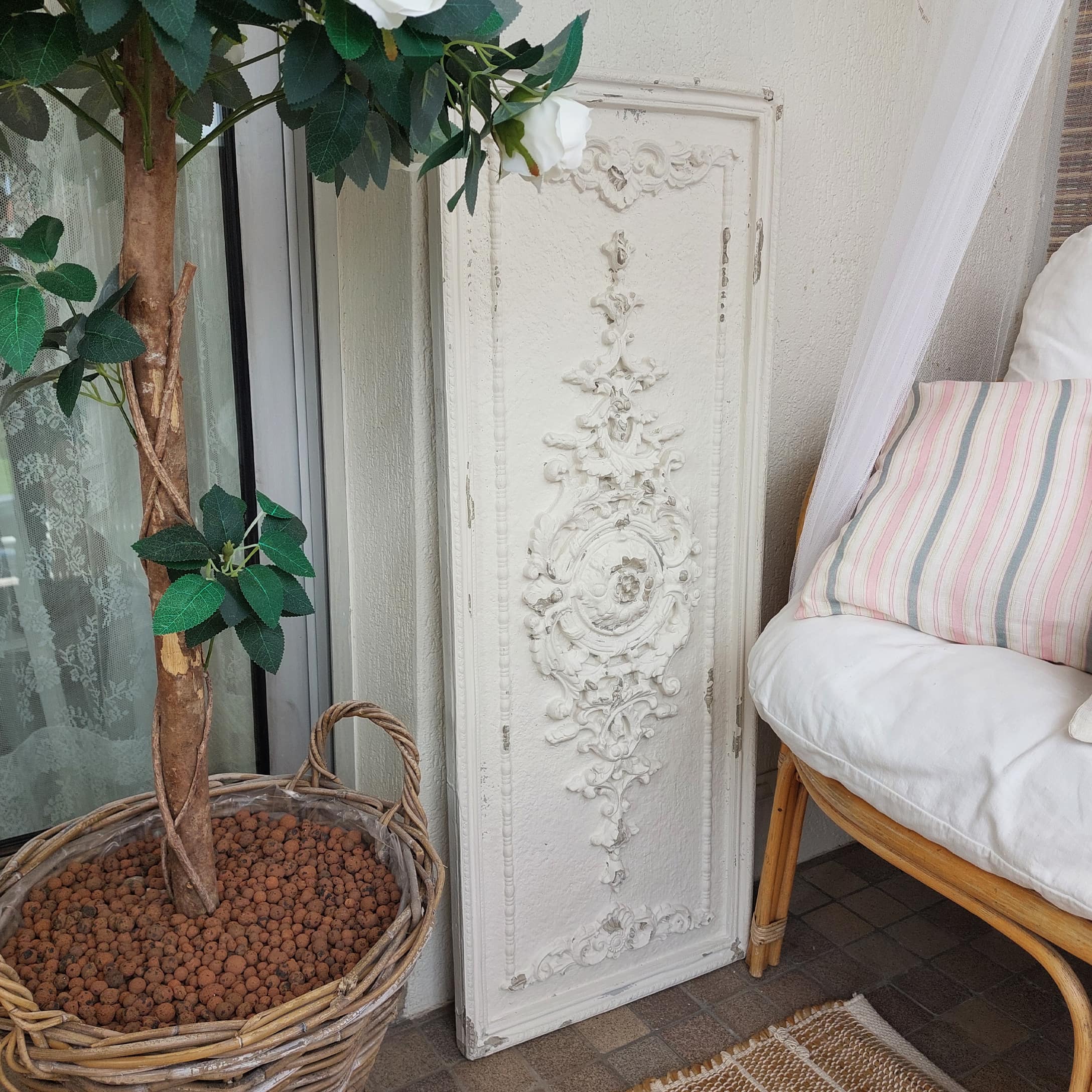 Weisses dekoratives Wandpaneel mit Vintage-Ornament für Innen- und Aussenbereich