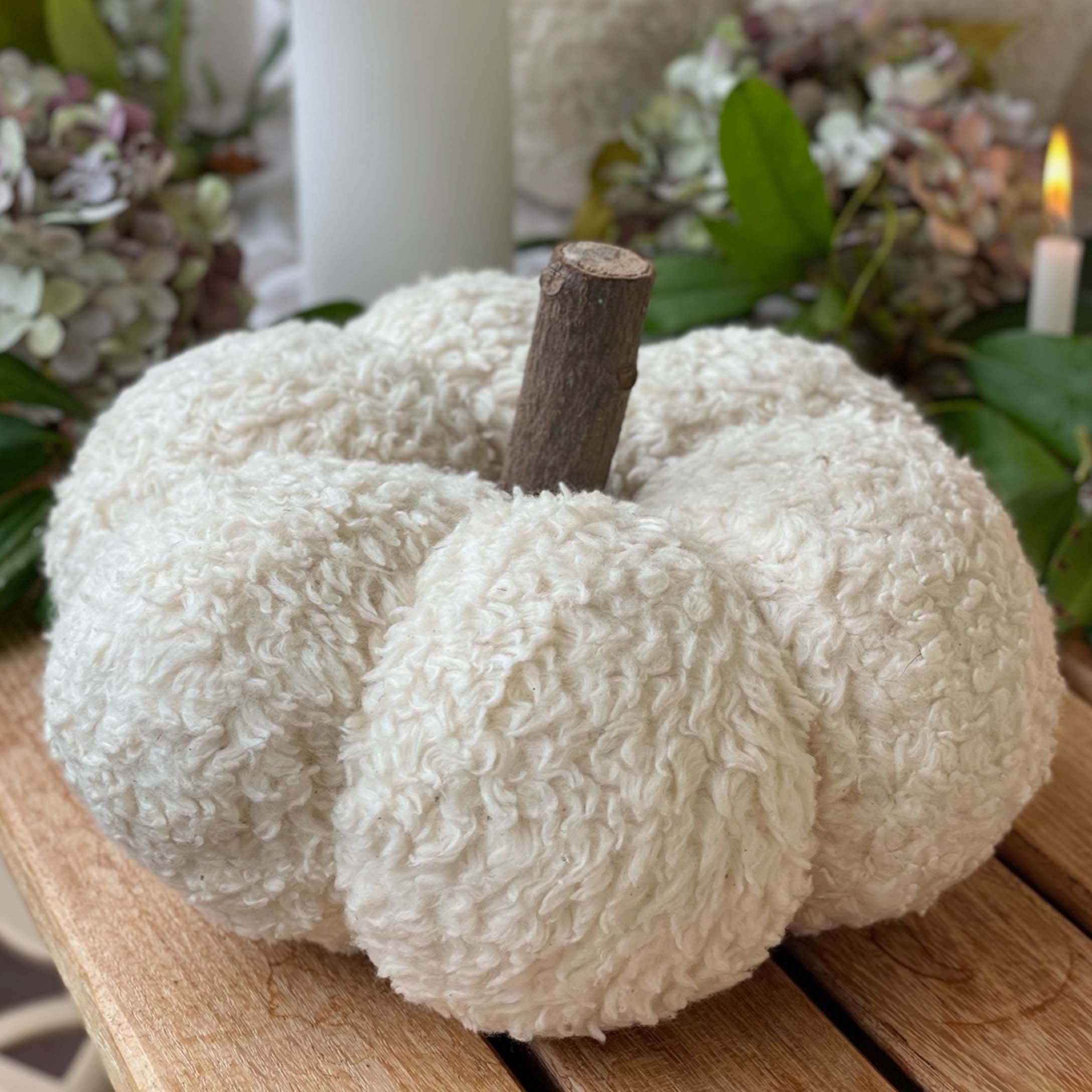 Dekorativer weisser Stoff-Kürbis mit Holzstiel als herbstlicher Tischschmuck