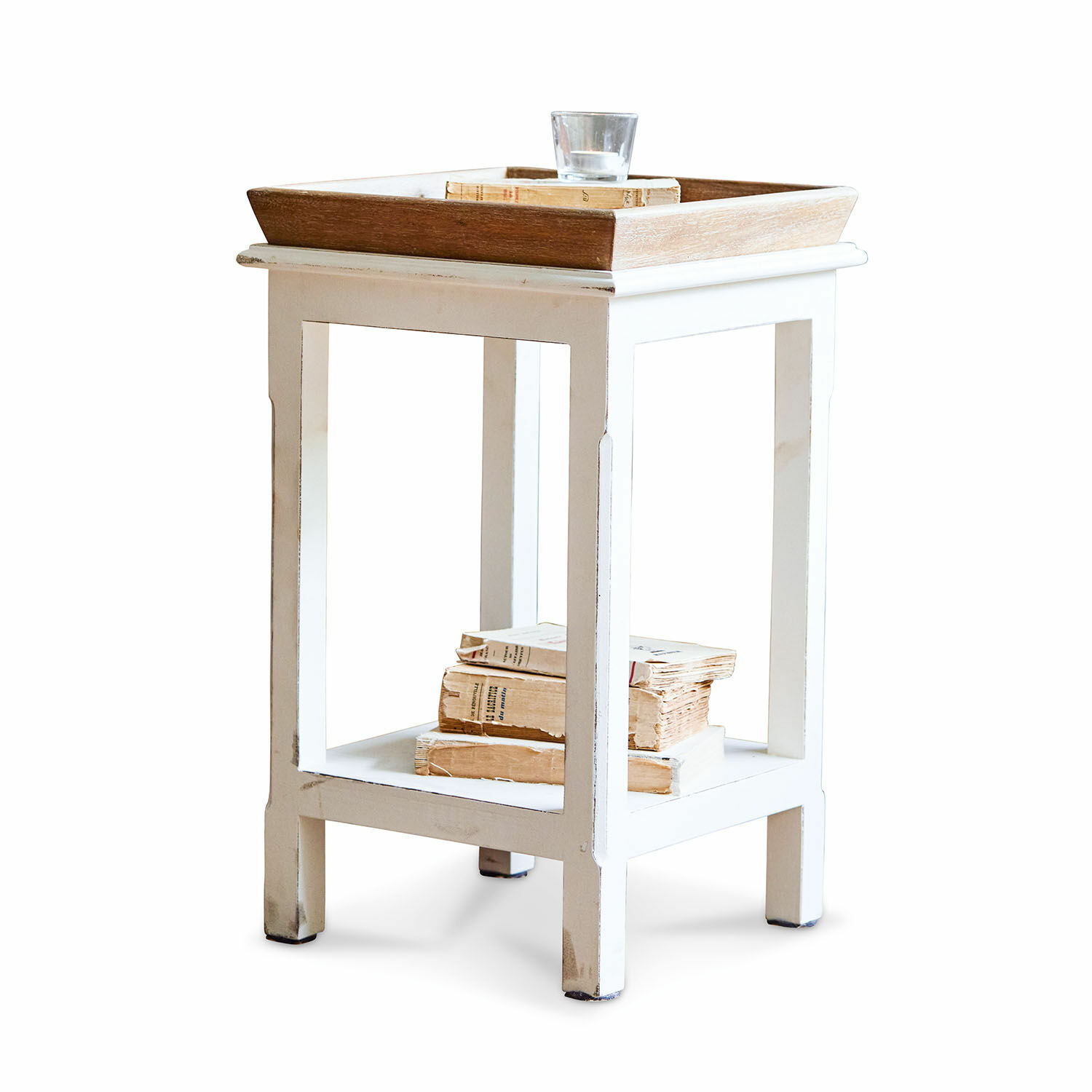 Beistelltisch Vieille Weisser Holz-Beistelltisch mit Ablage und braunem Tablett, dekoriert mit Büchern und Kerze