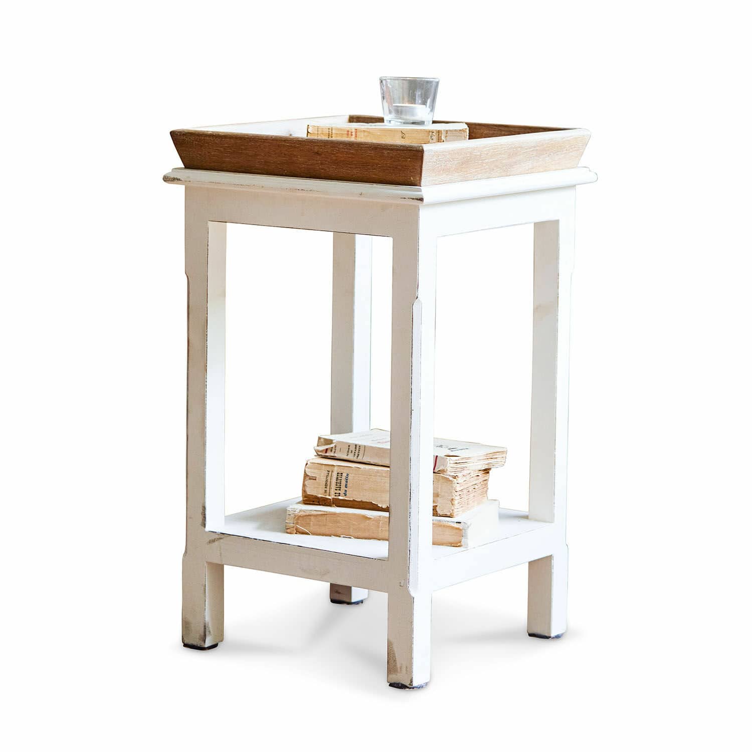 Beistelltisch Vieille Weisser Holz-Beistelltisch mit Ablage und braunem Tablett, dekoriert mit Büchern und Kerze