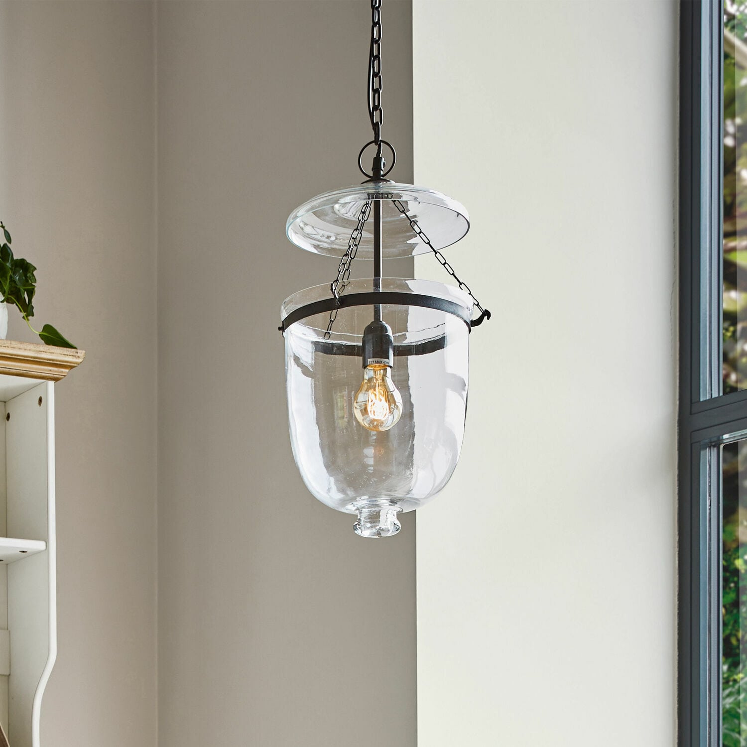 Hängelampe Lanta Hängelampe aus Glas mit schwarzem Metallkettenhalter, modernes Design für Wohnräume