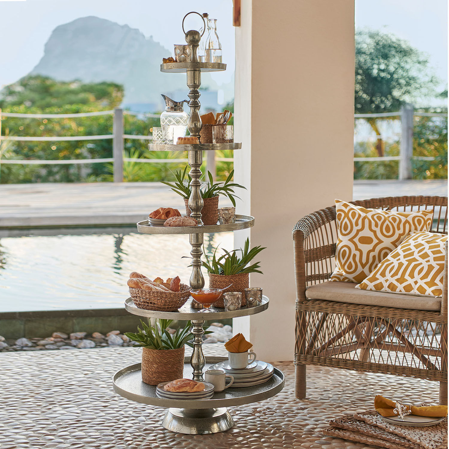 Etagere Magonie Fünfstöckige Metall-Etagere mit Dekorationen und Snacks auf Terrasse am Pool
